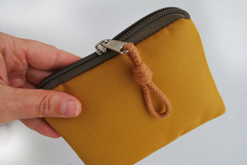 Porta-moedas com bordados, tela amarela | Joana Candeias