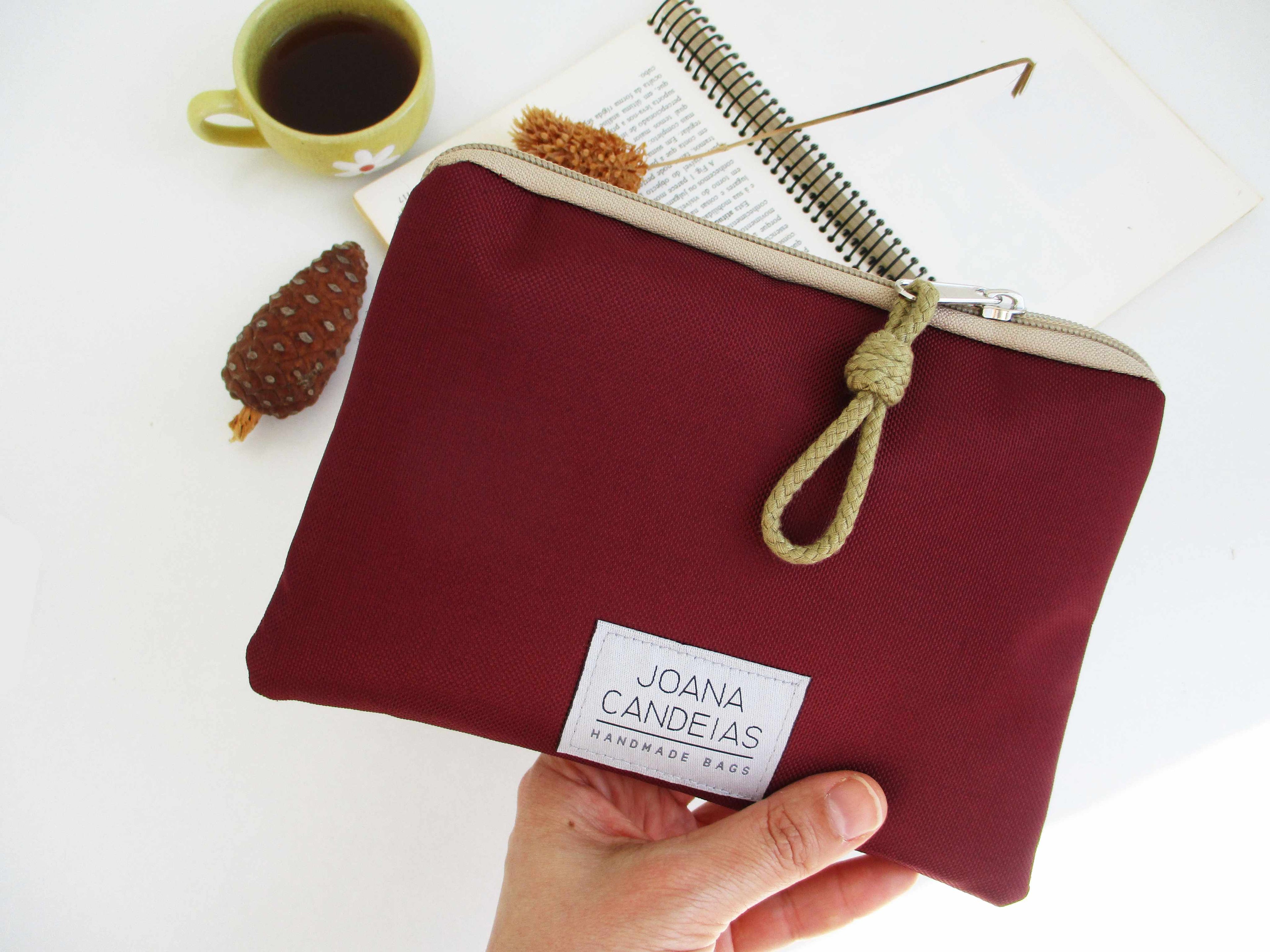 Bolsa de mão com bordados, tela bordeaux e laranja tijolo | Joana Candeias