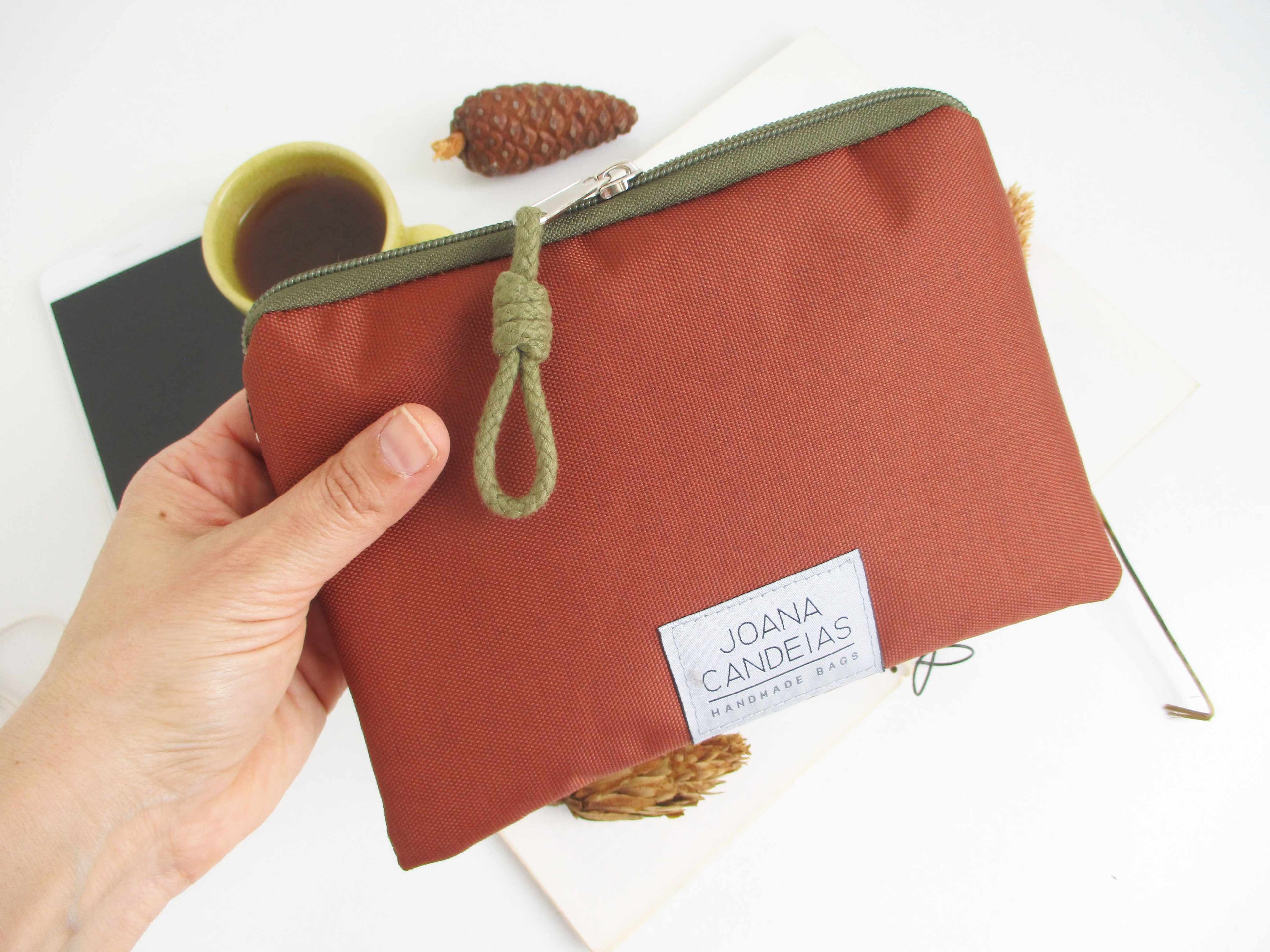 Bolsa de mão padrão floral, tela laranja tijolo e amarelo | Joana Candeias