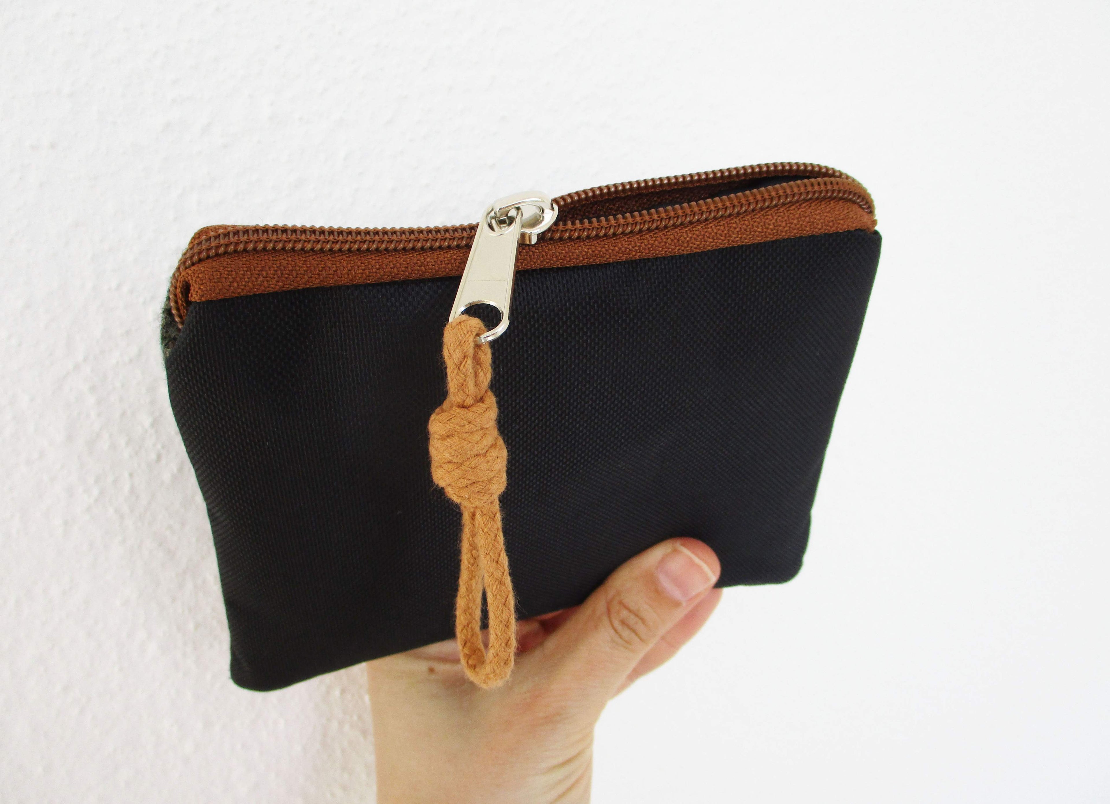 Porta-moedas com bordados, tela castanha | Joana Candeias