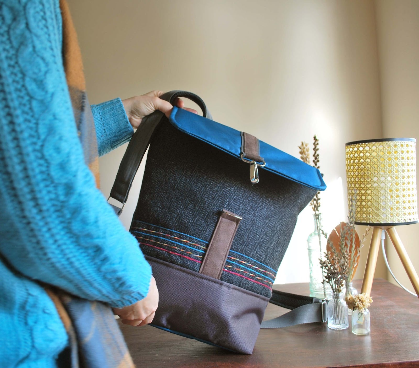 Mochila média lã cinza escuro com bordados, topo azul petróleo, fundo castanho escuro | Joana Candeias
