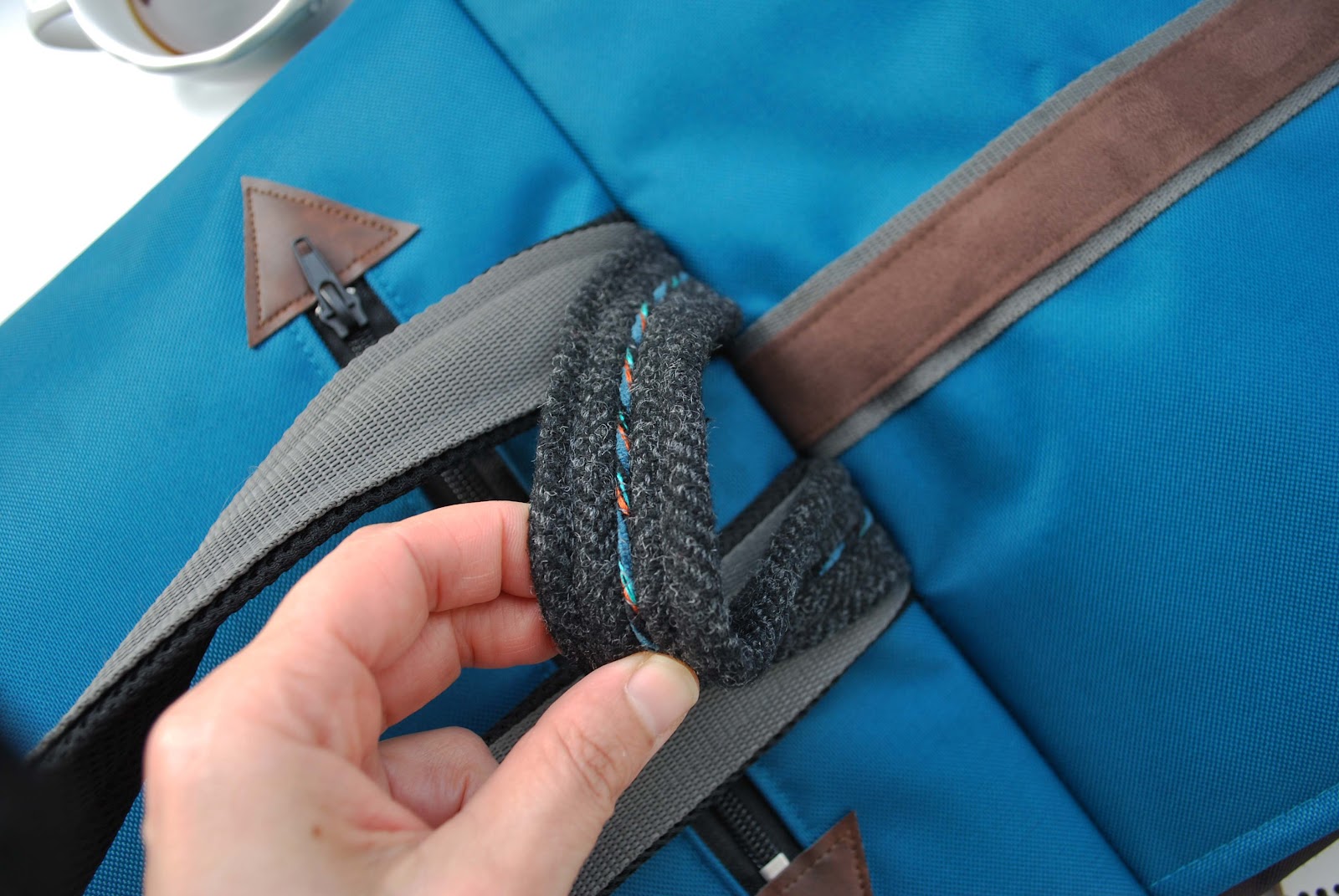 Mochila média lã cinza escuro com bordados, topo azul petróleo, fundo castanho escuro | Joana Candeias