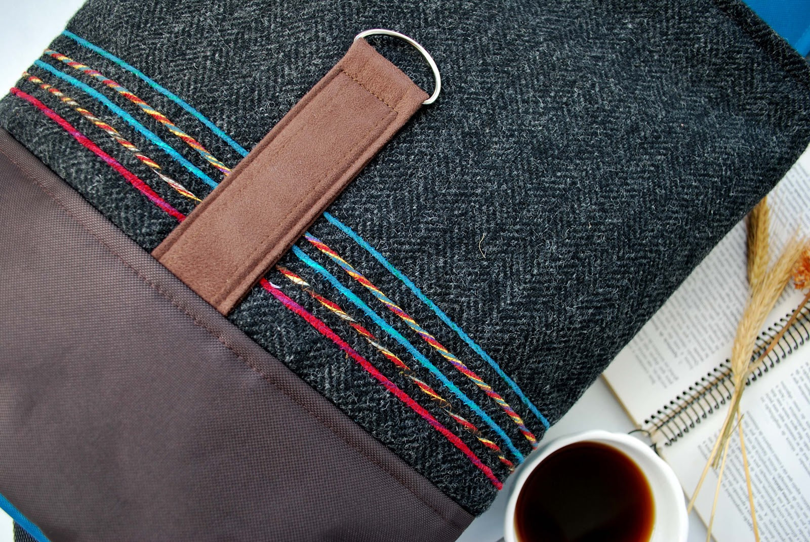 Mochila média lã cinza escuro com bordados, topo azul petróleo, fundo castanho escuro | Joana Candeias