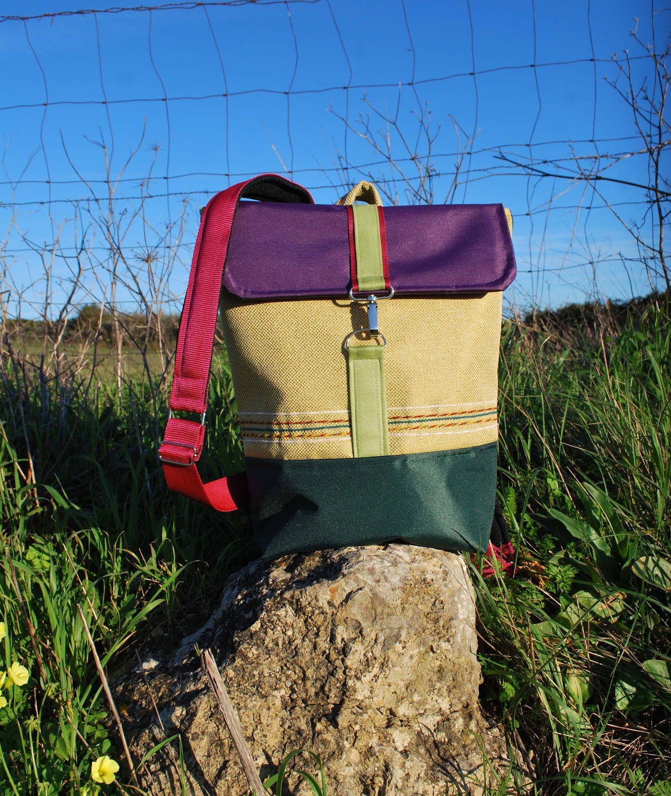 Mochila média textura amarelo claro com bordados,  topo roxo, fundo verde escuro | Joana Candeias