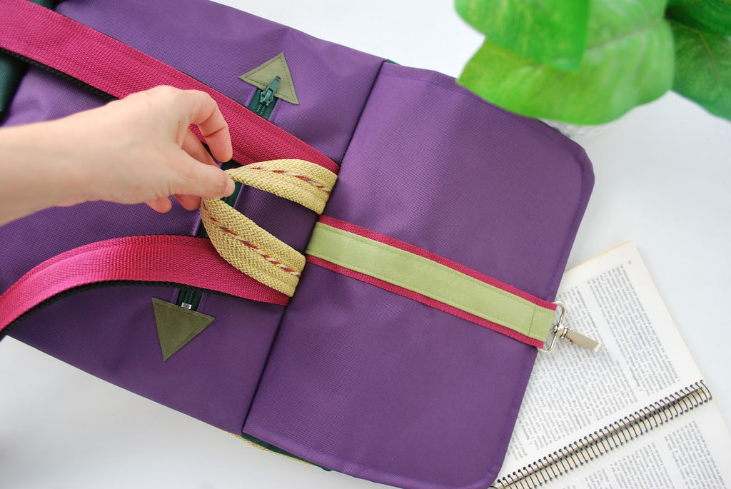 Mochila média textura amarelo claro com bordados,  topo roxo, fundo verde escuro | Joana Candeias