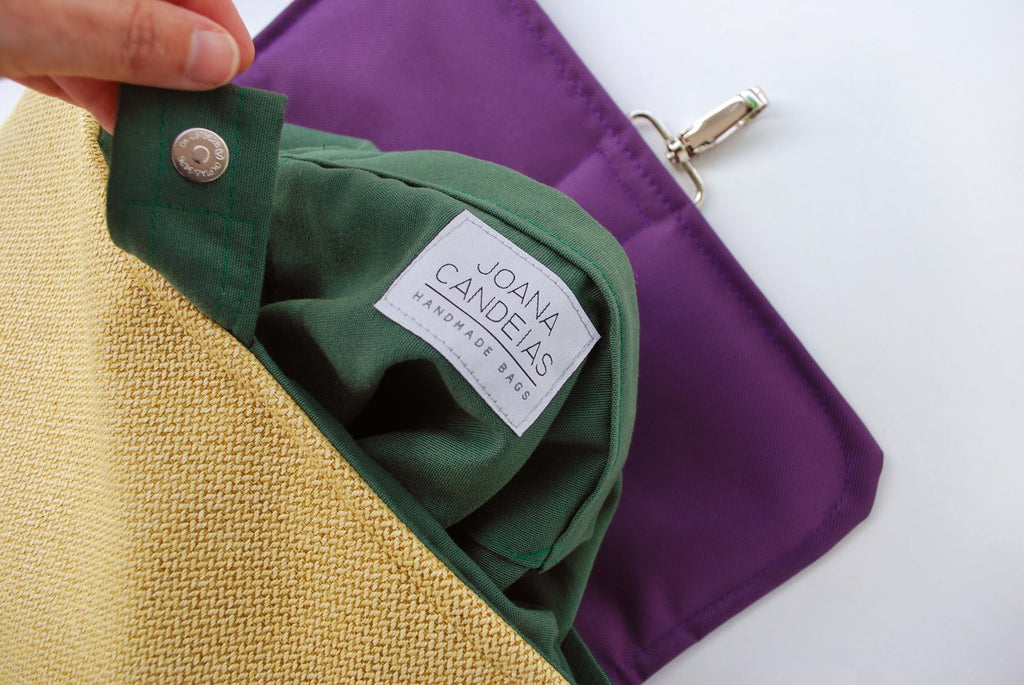Mochila média textura amarelo claro com bordados,  topo roxo, fundo verde escuro | Joana Candeias