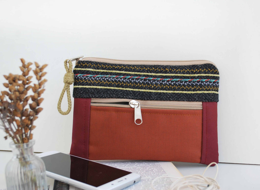 Bolsa de mão com bordados, tela bordeaux e laranja tijolo | Joana Candeias