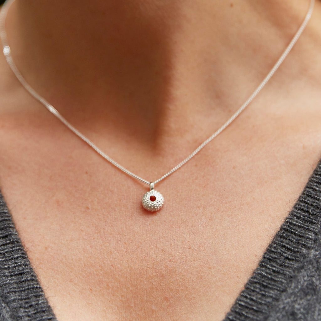 Colar Sea Urchin Micro prateado | Tania Gil Jewelry