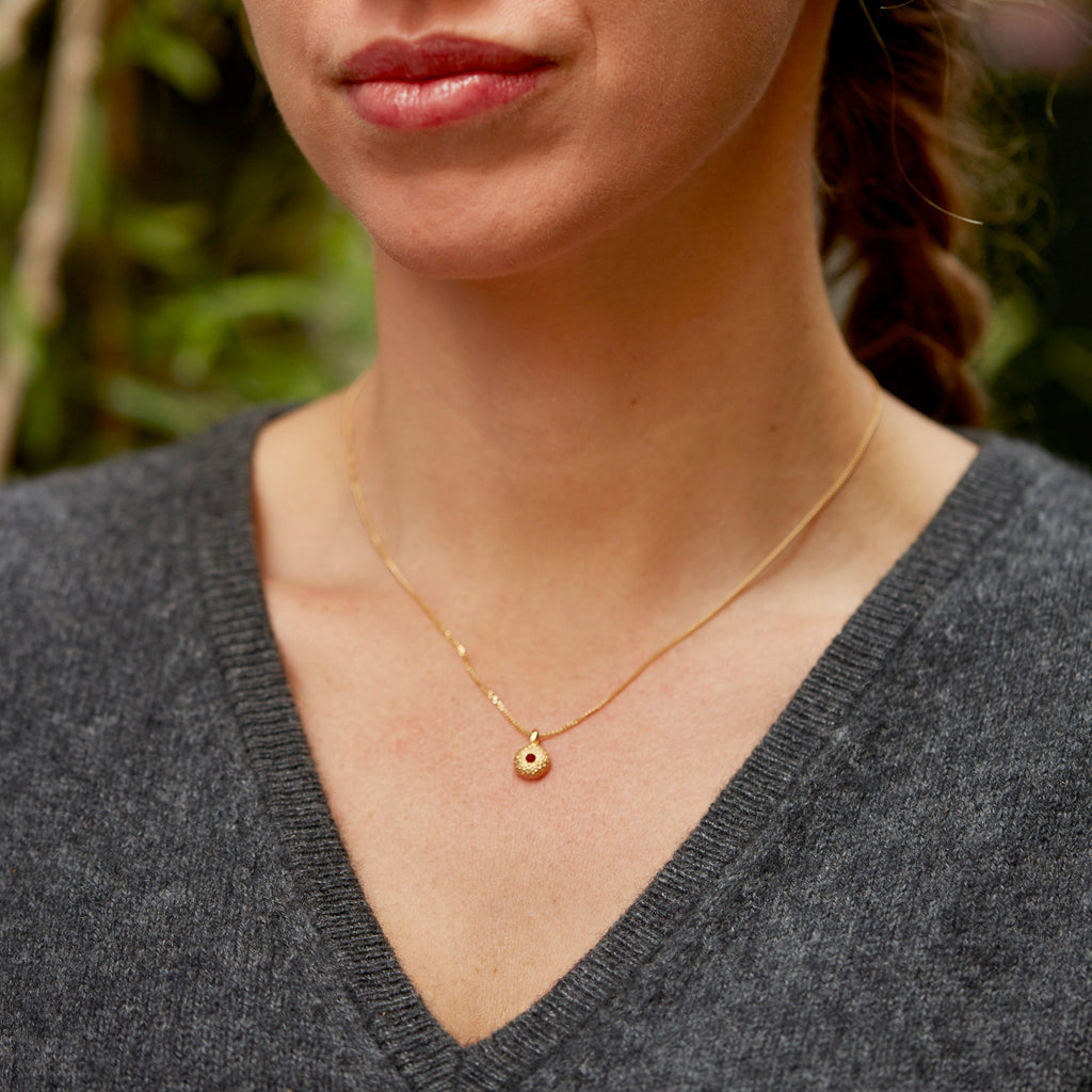 Colar Sea Urchin Micro dourado | Tania Gil Jewelry