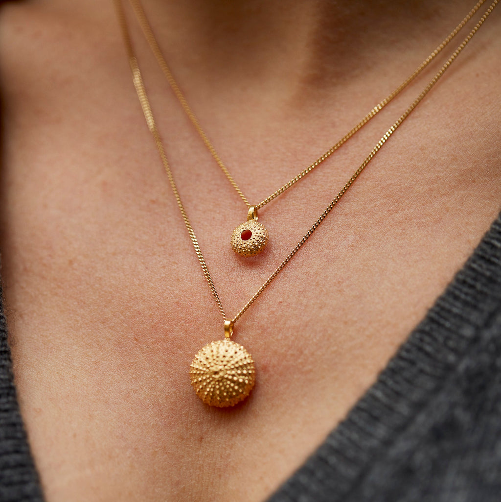 Colar Sea Urchin Micro dourado | Tania Gil Jewelry