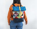 Mochila média padrão geométrico triângulos, topo azul petróleo, fundo azul navy | Joana Candeias
