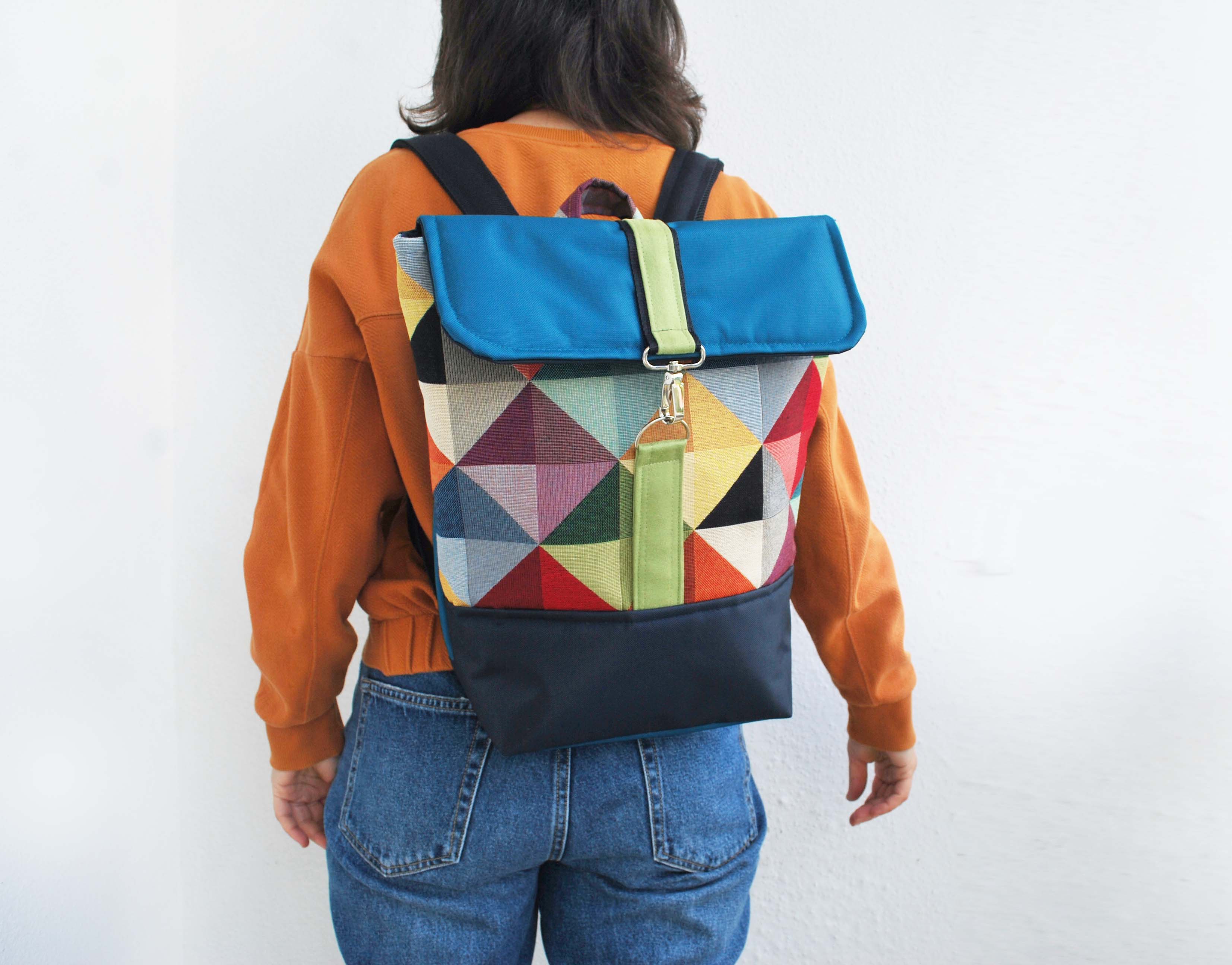 Mochila média padrão geométrico triângulos, topo azul petróleo, fundo azul navy | Joana Candeias
