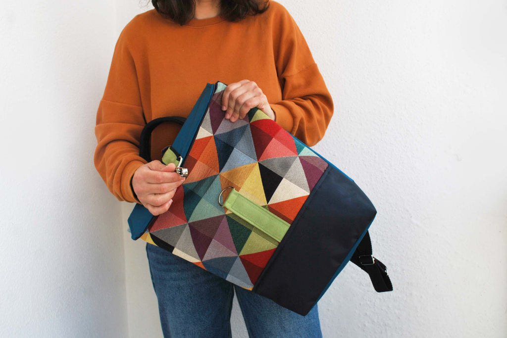 Mochila média padrão geométrico triângulos, topo azul petróleo, fundo azul navy | Joana Candeias