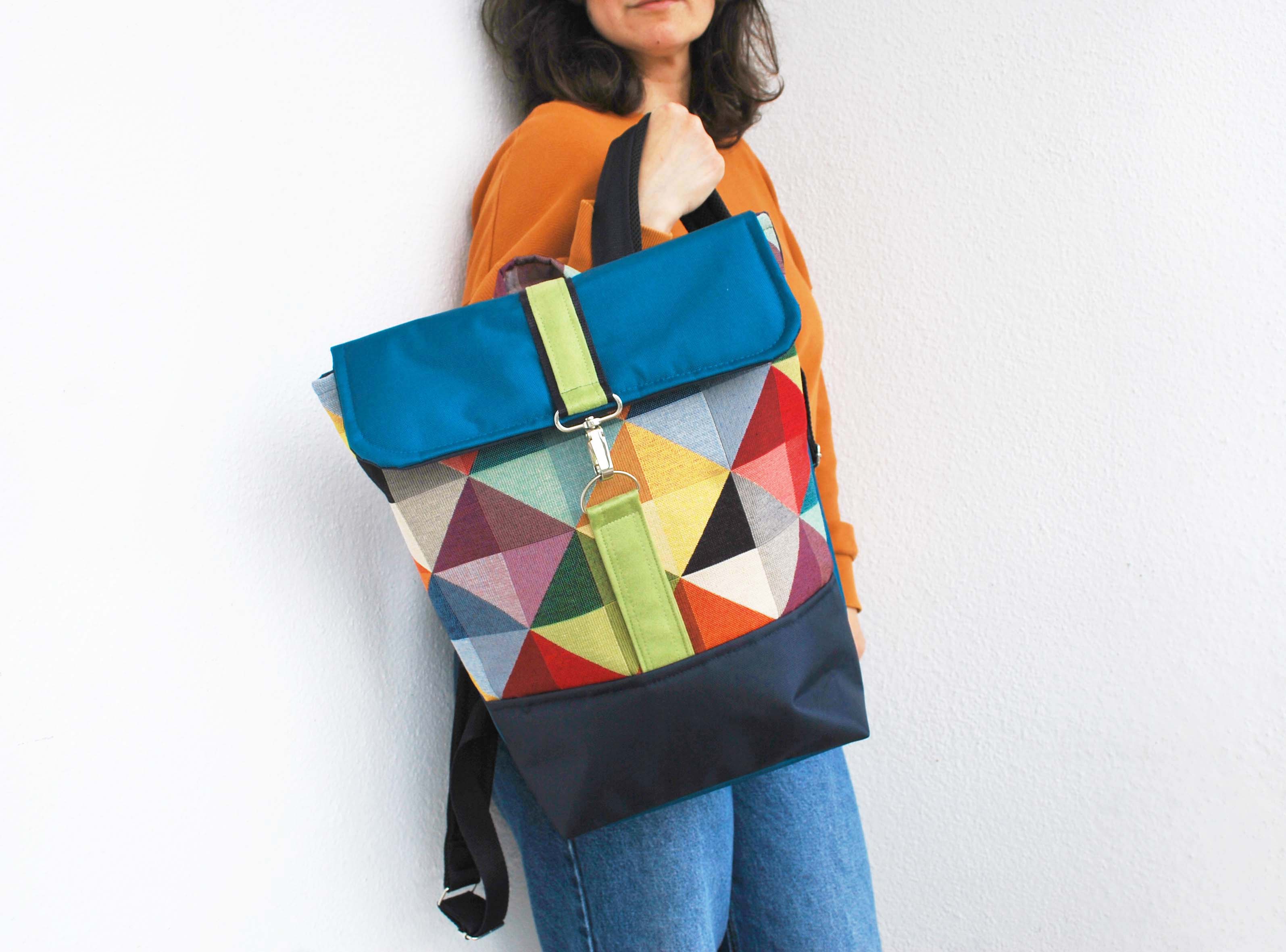 Mochila média padrão geométrico triângulos, topo azul petróleo, fundo azul navy | Joana Candeias