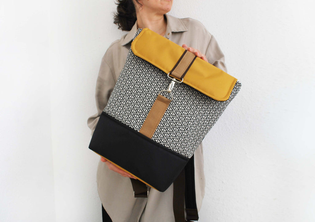 Mochila média padrão geométrico, topo amarelo mostarda, fundo preto | Joana Candeias