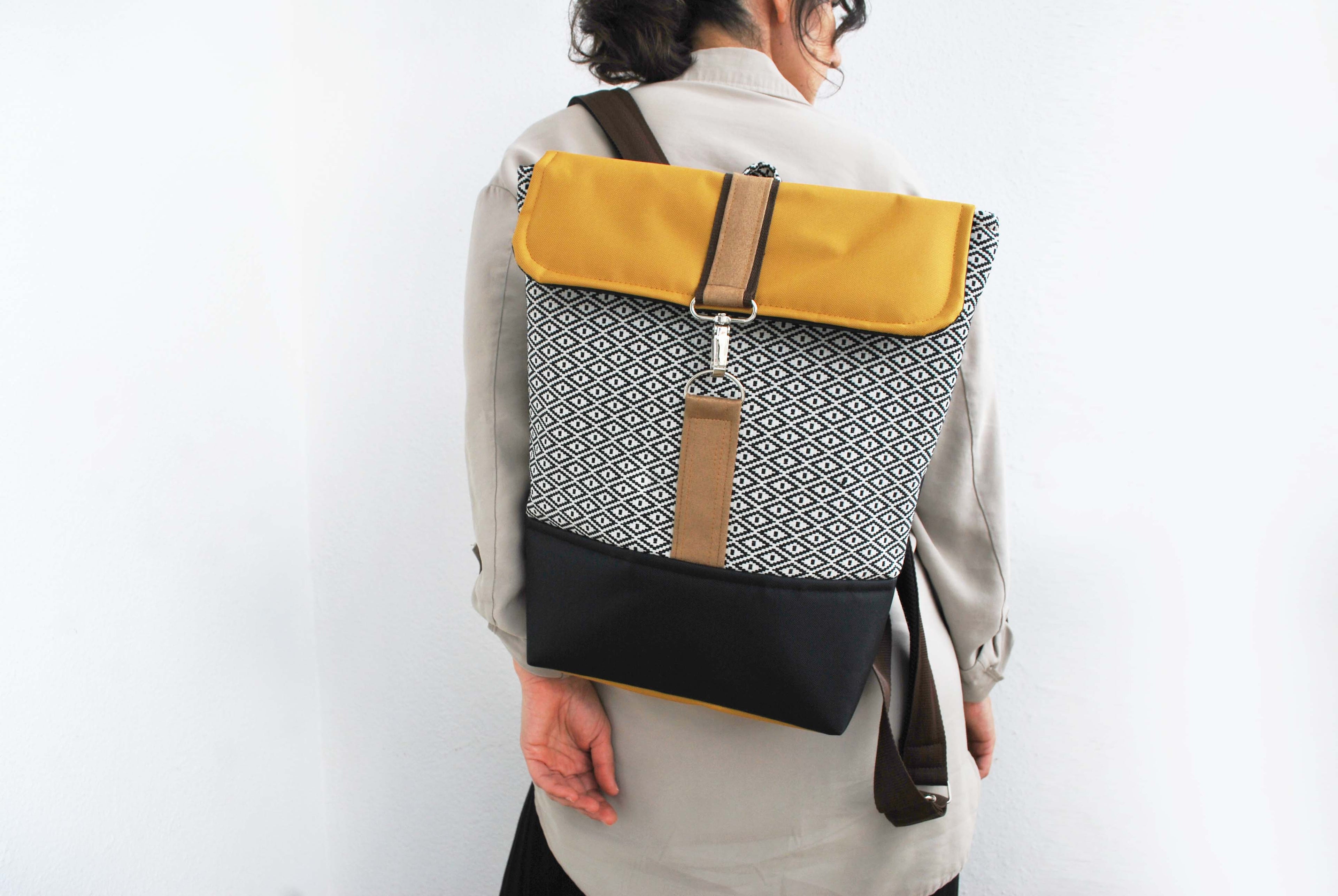 Mochila média padrão geométrico, topo amarelo mostarda, fundo preto | Joana Candeias
