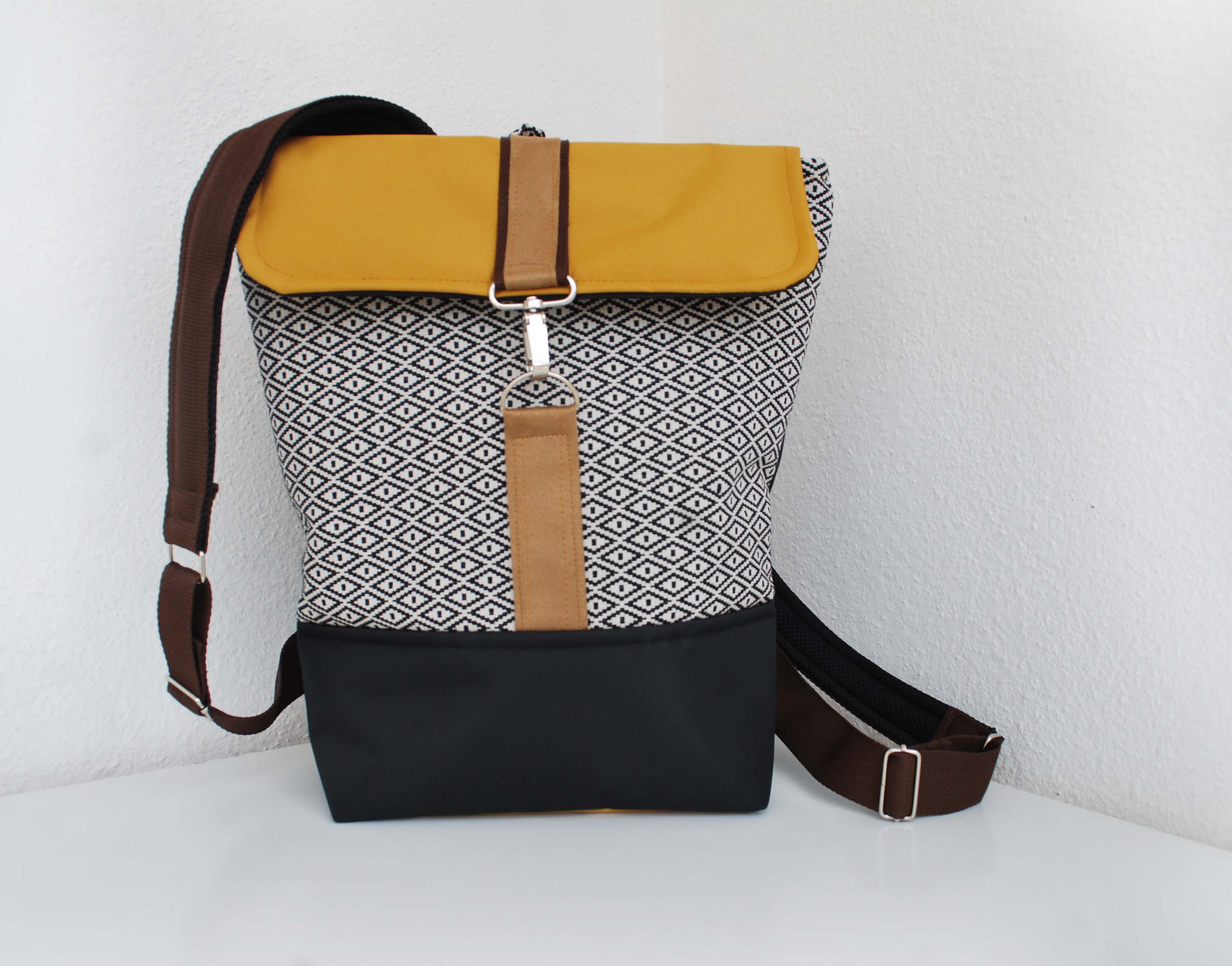 Mochila média padrão geométrico, topo amarelo mostarda, fundo preto | Joana Candeias