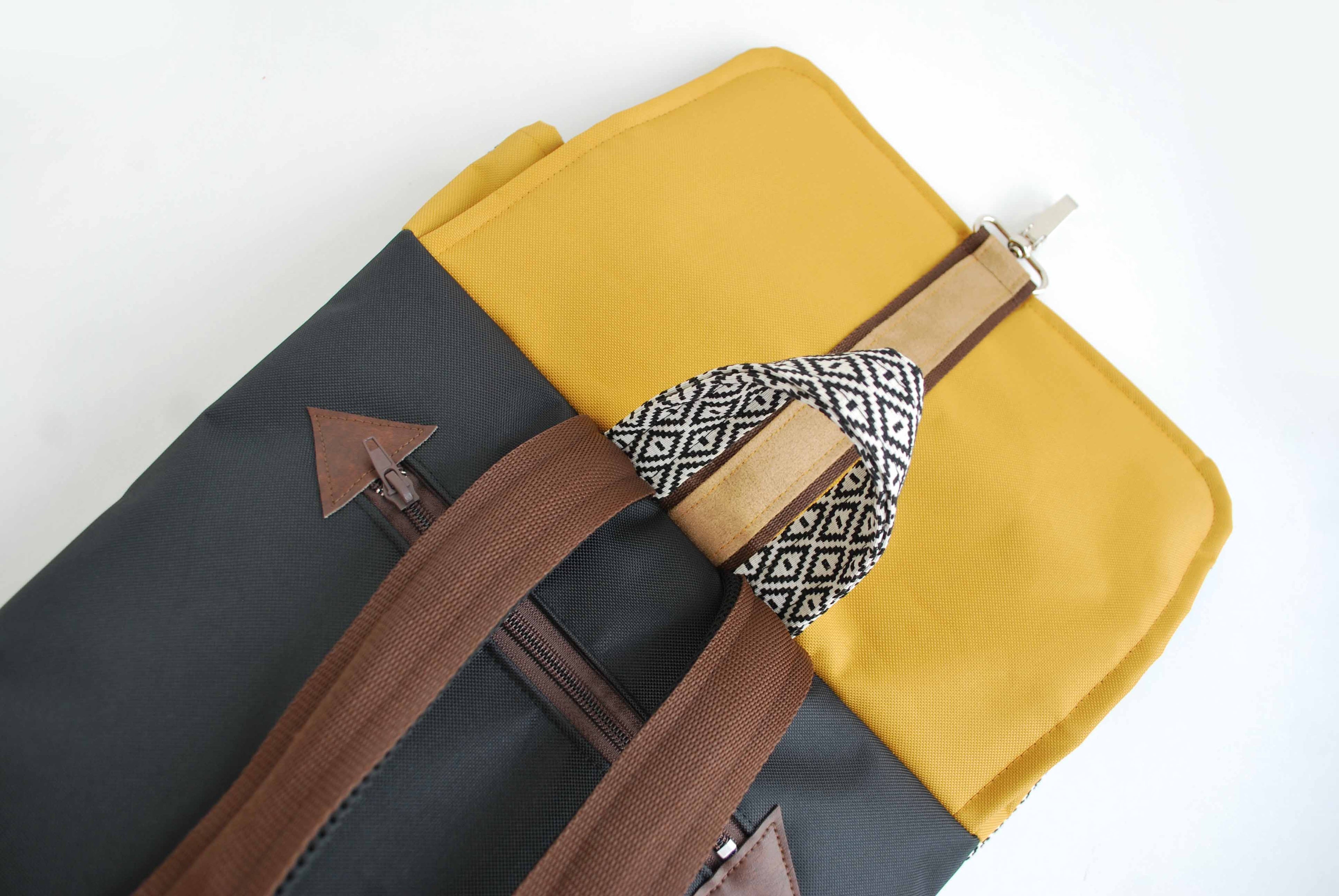 Mochila média padrão geométrico, topo amarelo mostarda, fundo preto | Joana Candeias
