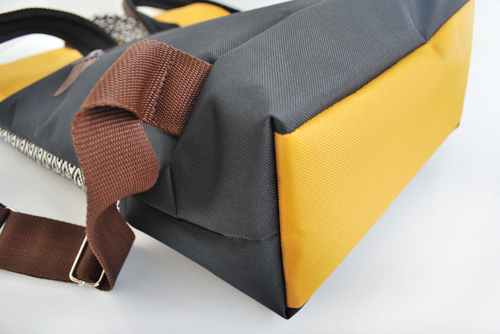 Mochila média padrão geométrico, topo amarelo mostarda, fundo preto | Joana Candeias