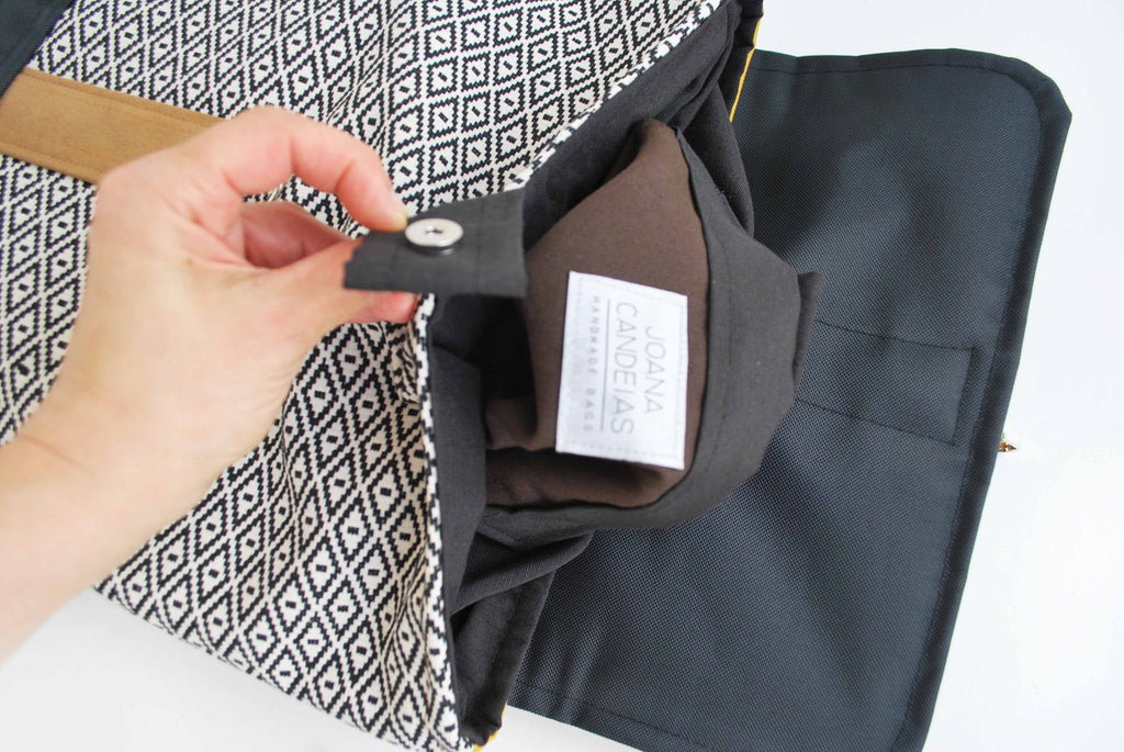 Mochila média padrão geométrico, topo amarelo mostarda, fundo preto | Joana Candeias