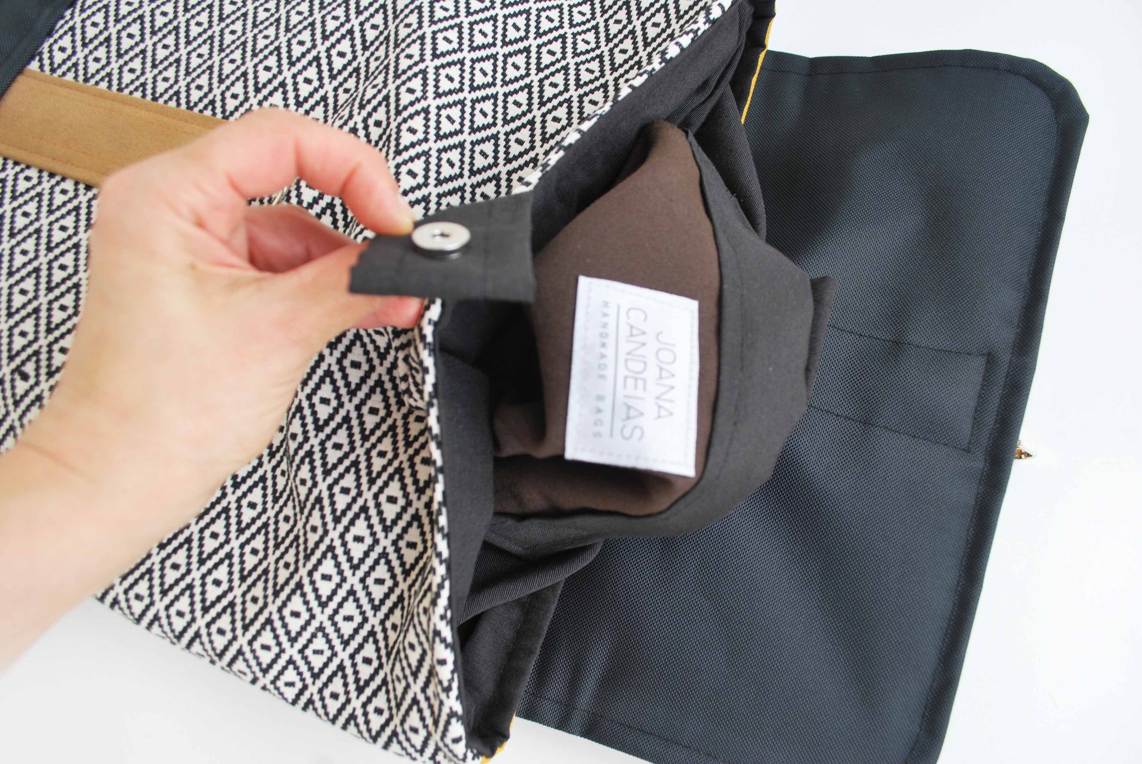 Mochila média padrão geométrico, topo amarelo mostarda, fundo preto | Joana Candeias