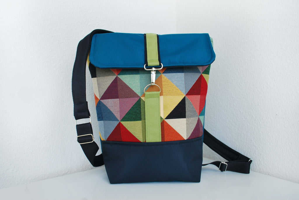 Mochila média padrão geométrico triângulos, topo azul petróleo, fundo azul navy | Joana Candeias