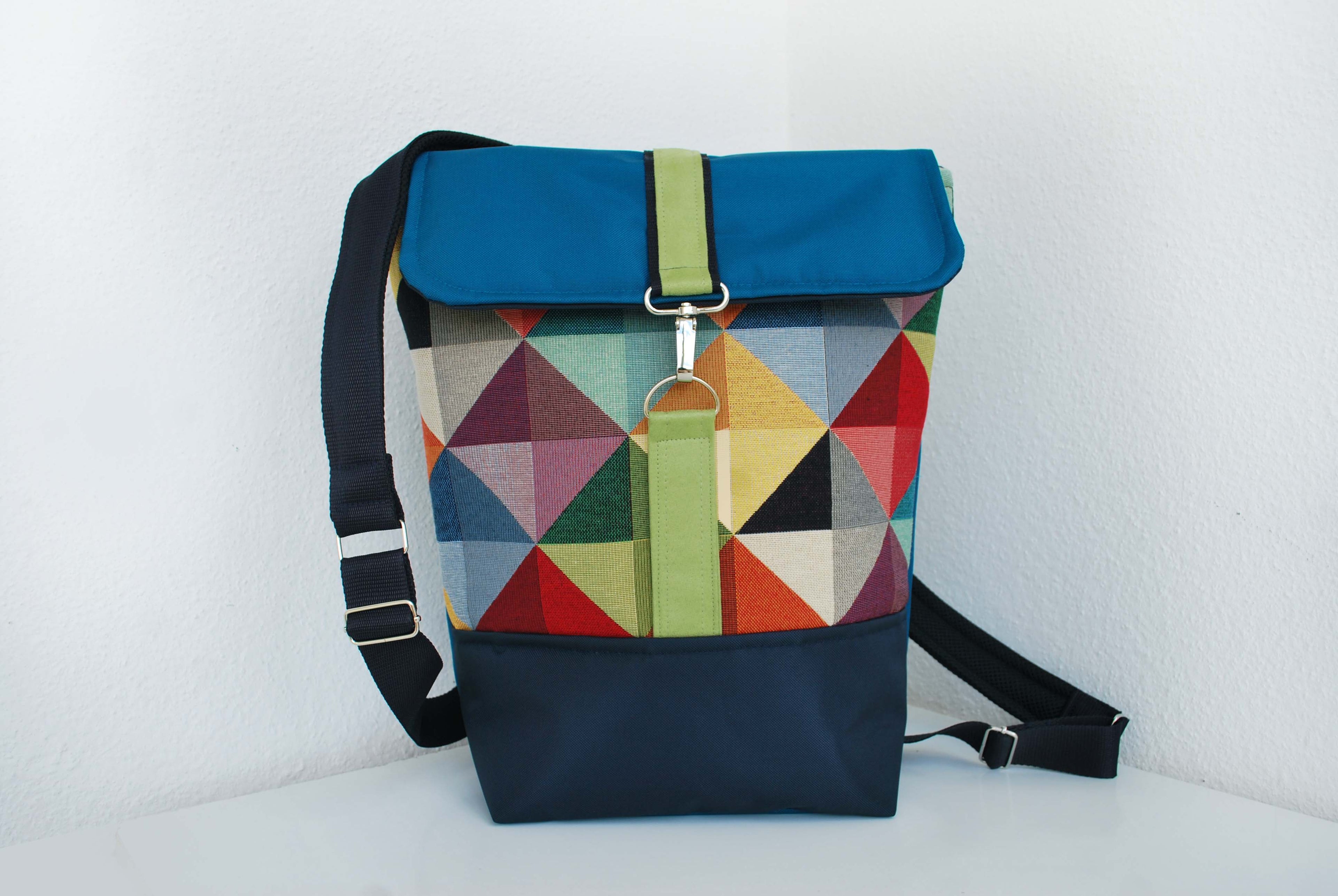 Mochila média padrão geométrico triângulos, topo azul petróleo, fundo azul navy | Joana Candeias