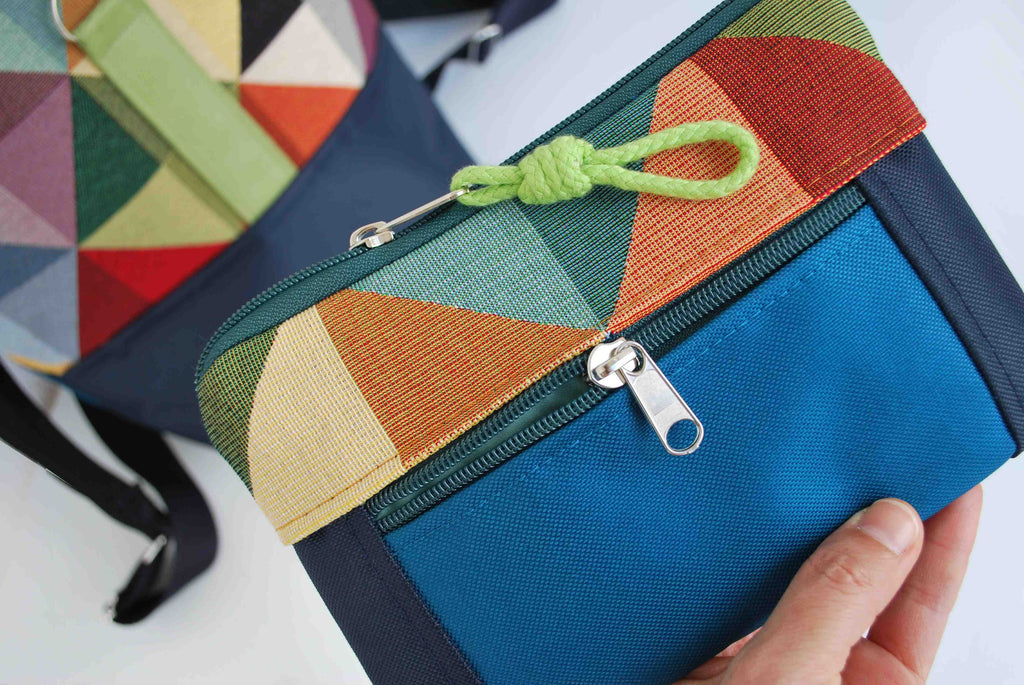 Bolsa de mão padrão triângulos, tela azul navy e azul petróleo | Joana Candeias