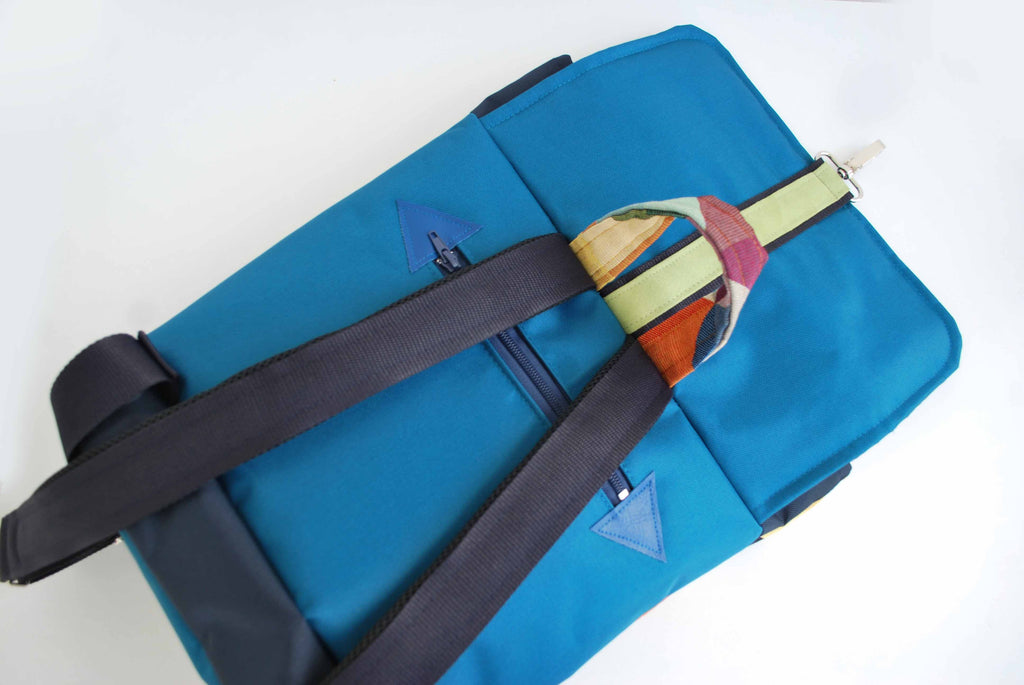 Mochila média padrão geométrico triângulos, topo azul petróleo, fundo azul navy | Joana Candeias