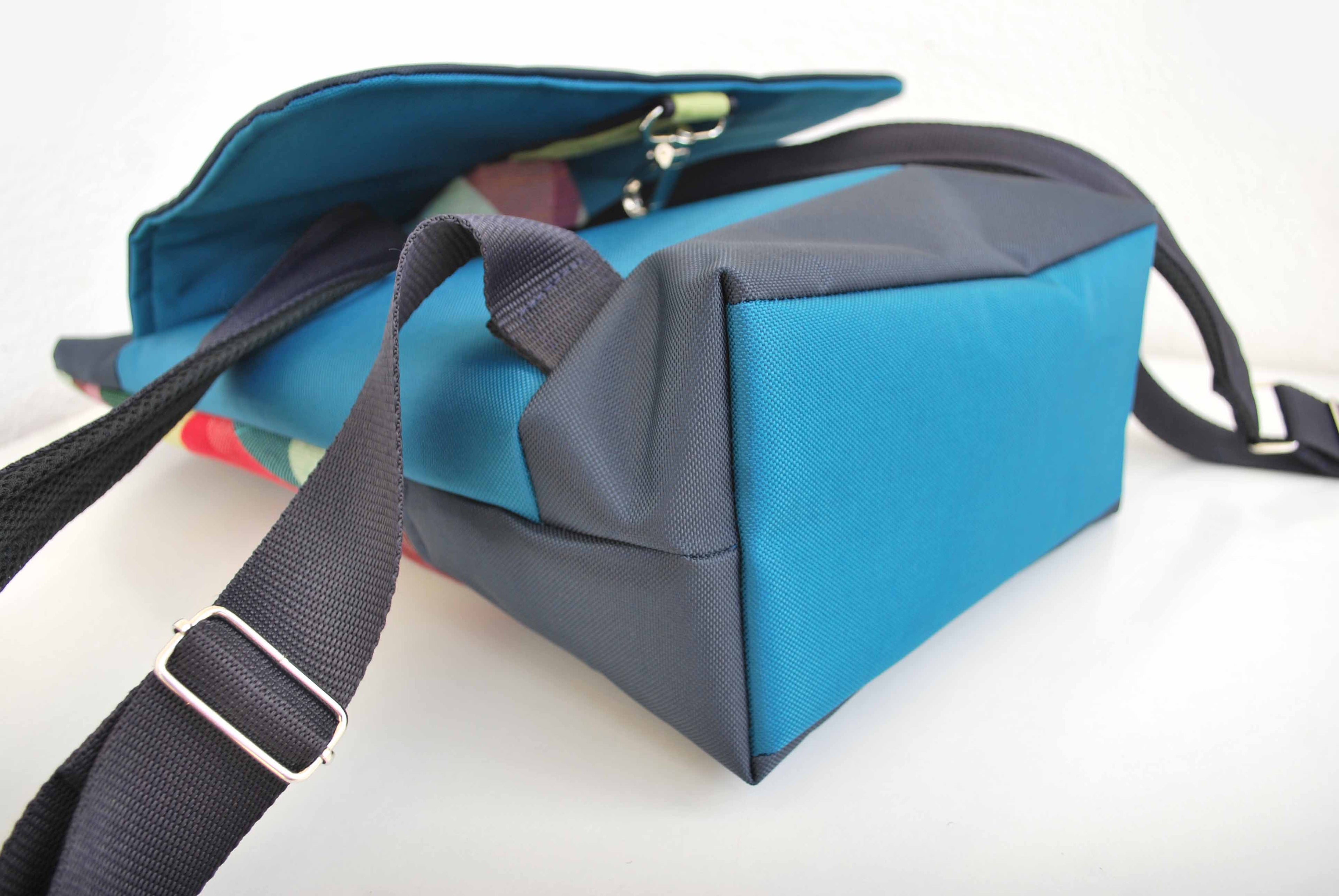 Mochila média padrão geométrico triângulos, topo azul petróleo, fundo azul navy | Joana Candeias