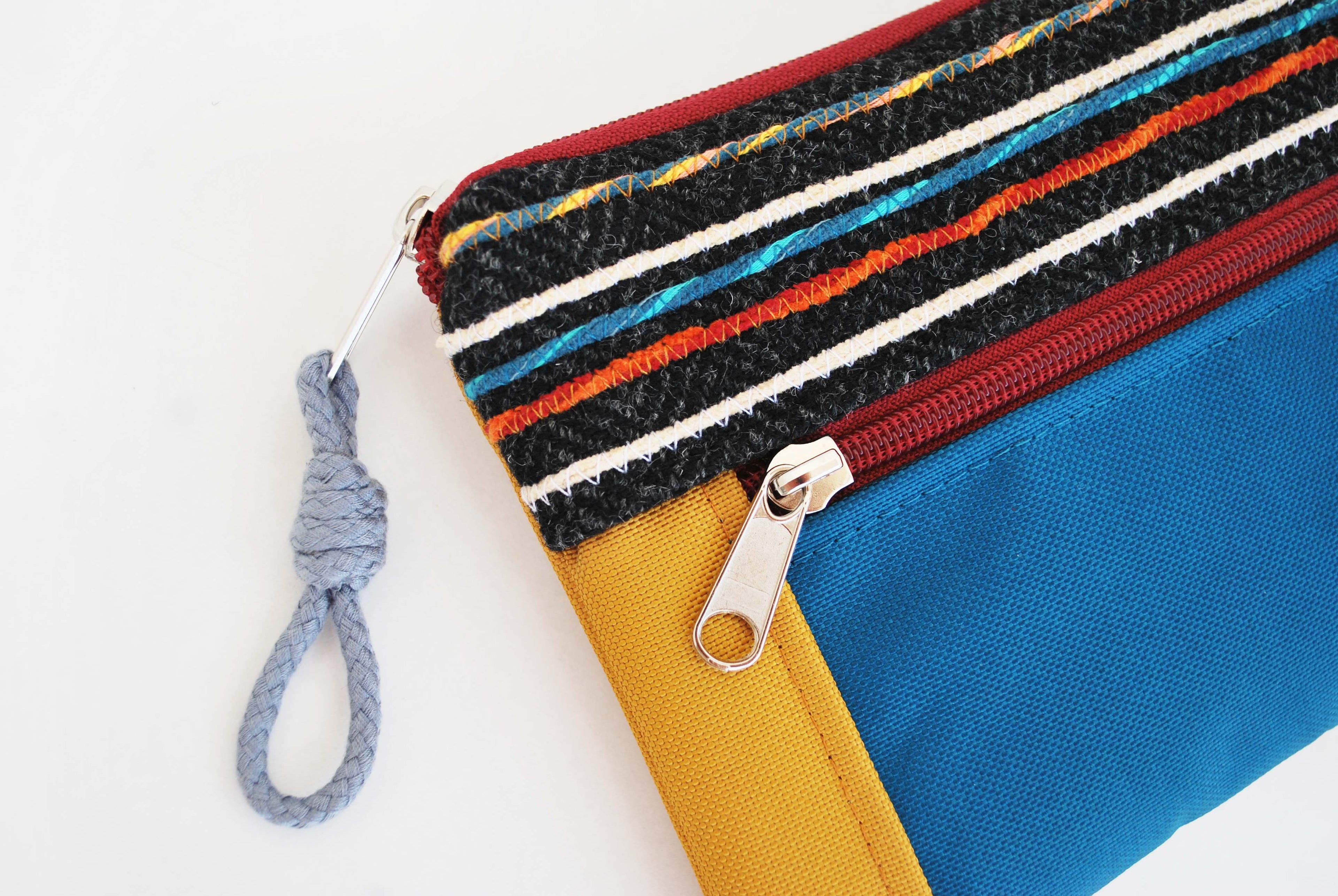 Bolsa de mão com bordados, tela amarelo e azul petróleo | Joana Candeias