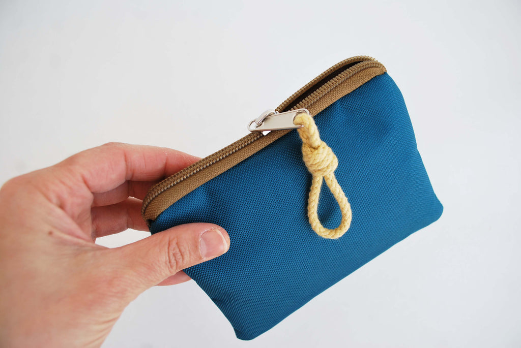 Porta-moedas com bordados, tela azul petróleo | Joana Candeias