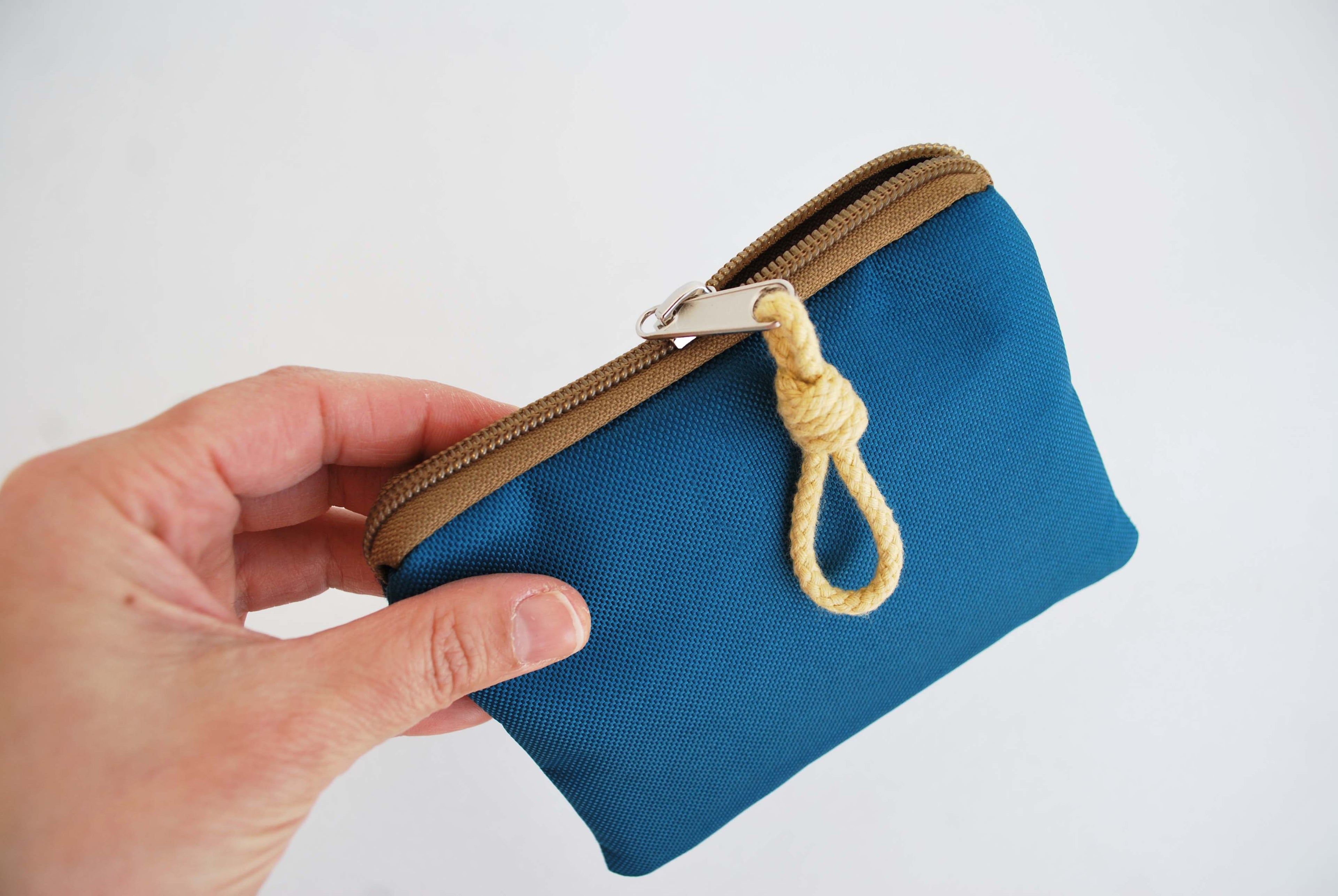 Porta-moedas com bordados, tela azul petróleo | Joana Candeias