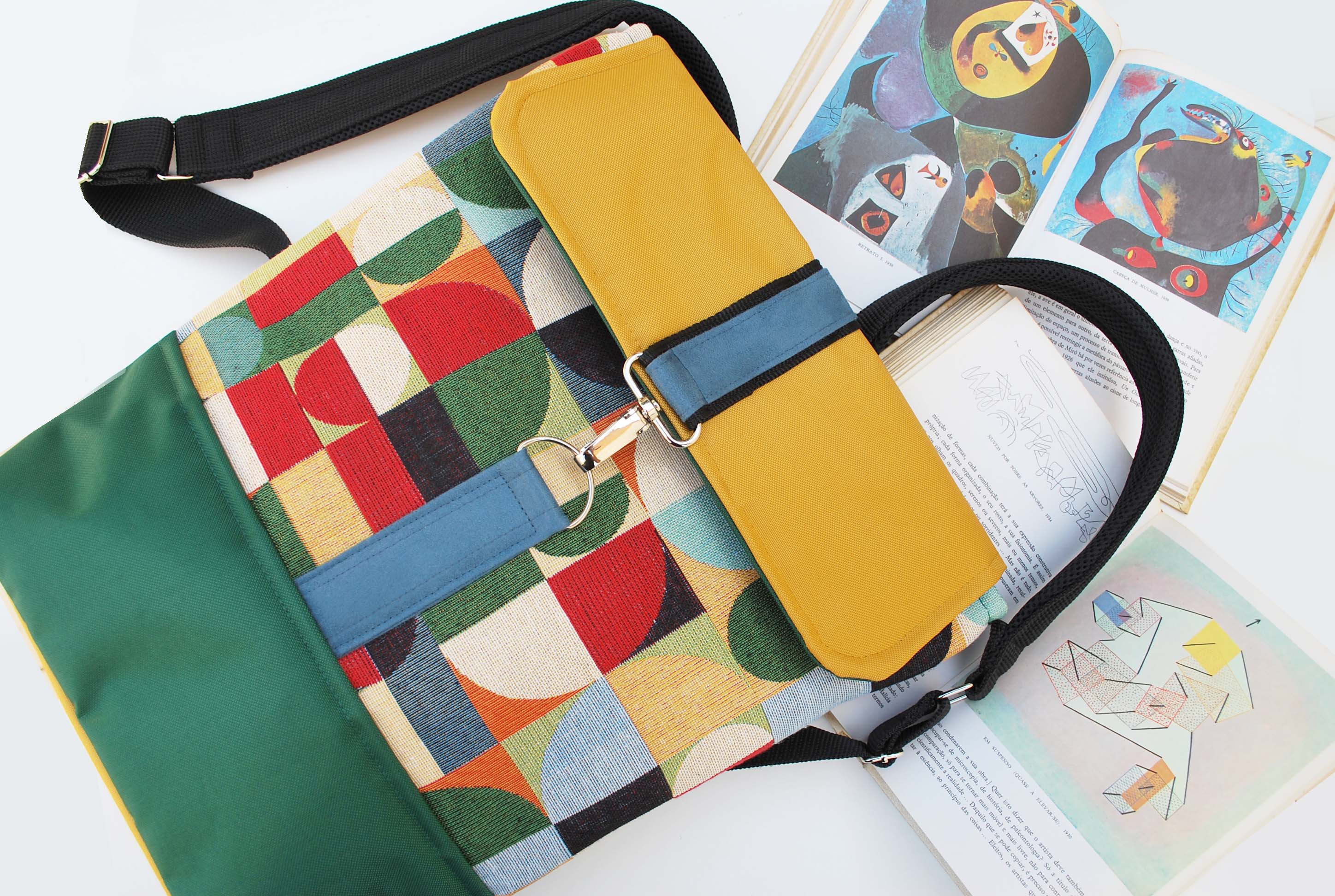 Mochila média padrão geométrico, topo amarelo mostarda, fundo verde | Joana Candeias