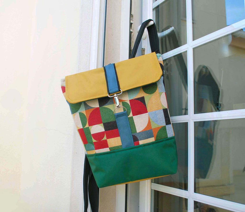 Mochila média padrão geométrico, topo amarelo mostarda, fundo verde | Joana Candeias