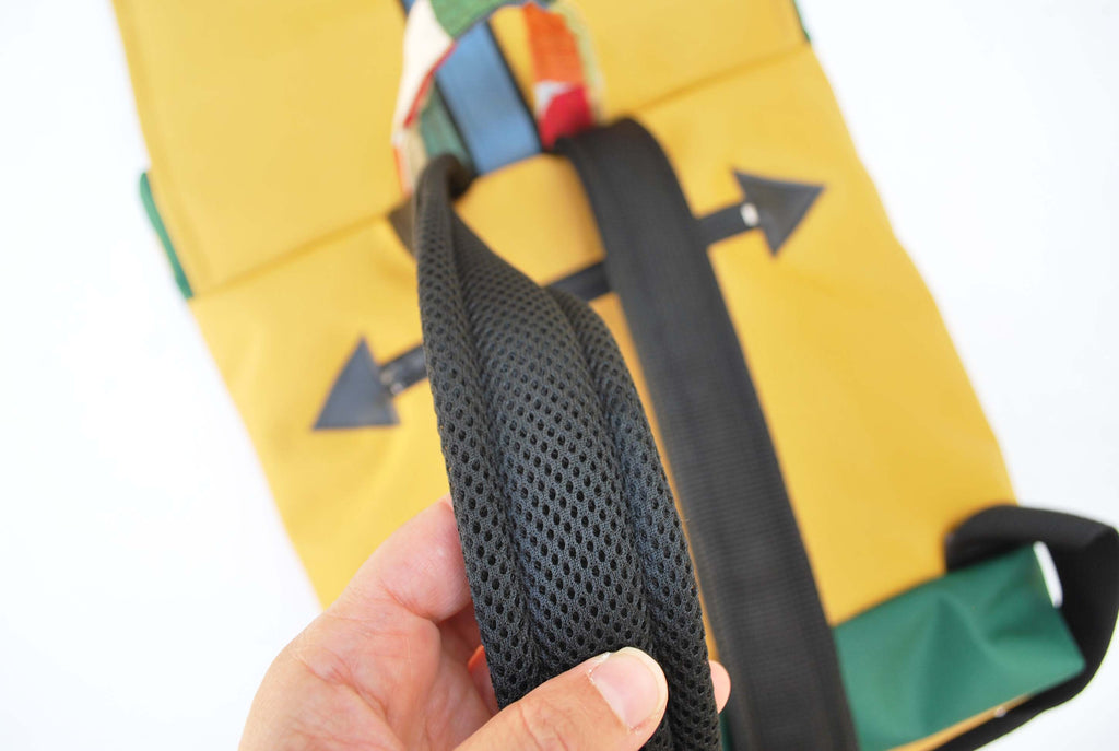 Mochila média padrão geométrico, topo amarelo mostarda, fundo verde | Joana Candeias