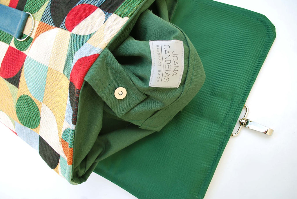 Mochila média padrão geométrico, topo amarelo mostarda, fundo verde | Joana Candeias