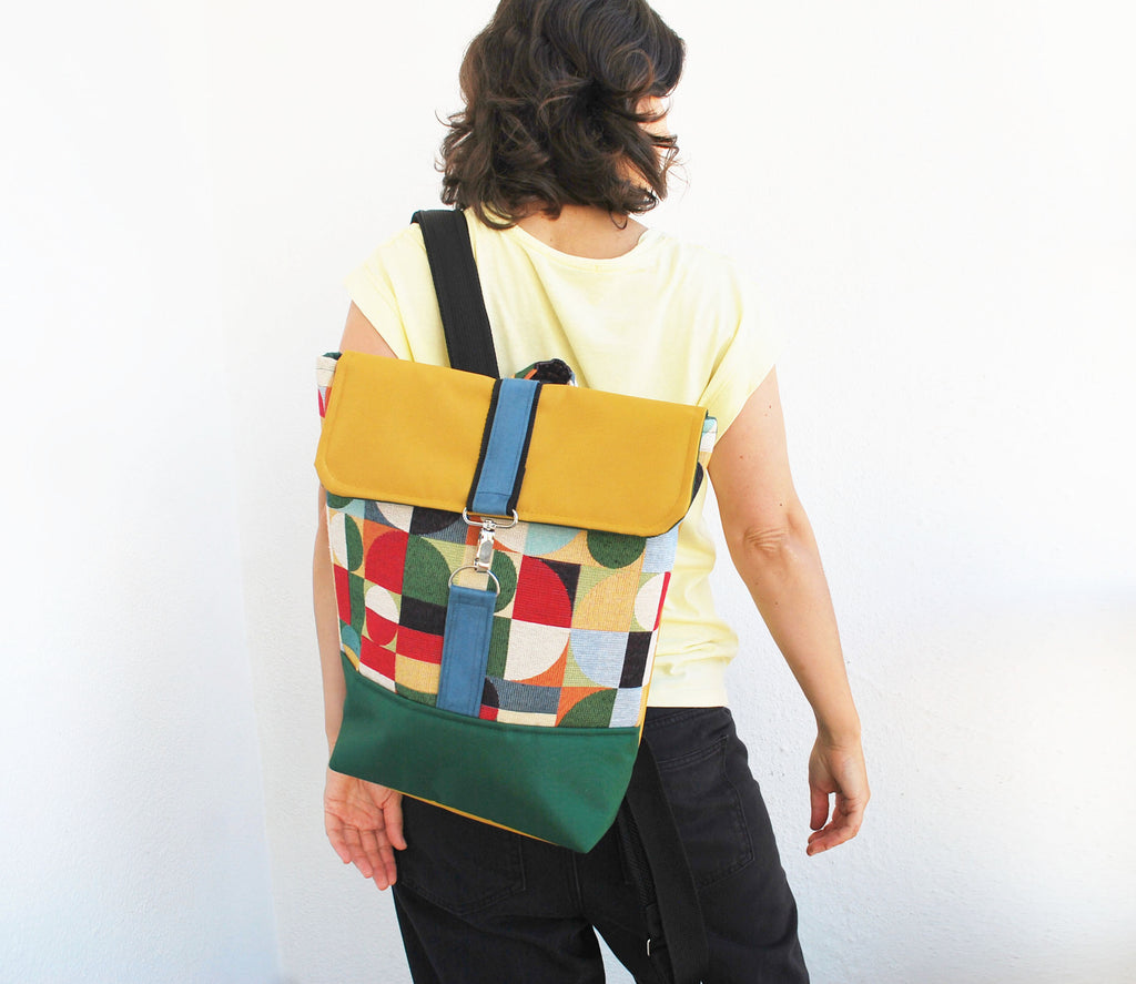 Mochila média padrão geométrico, topo amarelo mostarda, fundo verde | Joana Candeias
