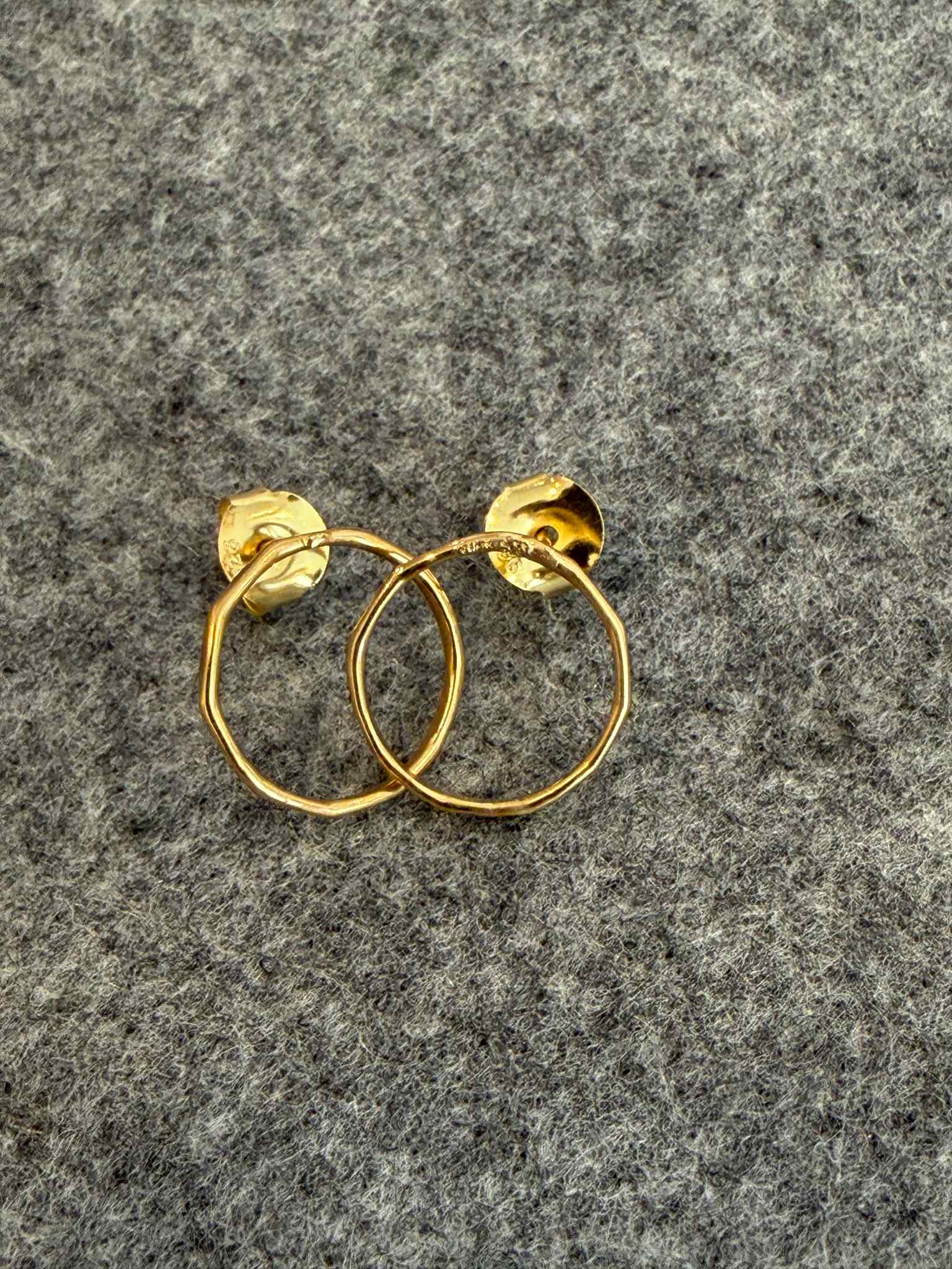 Brincos Leve Martelado dourados | Eva Sal