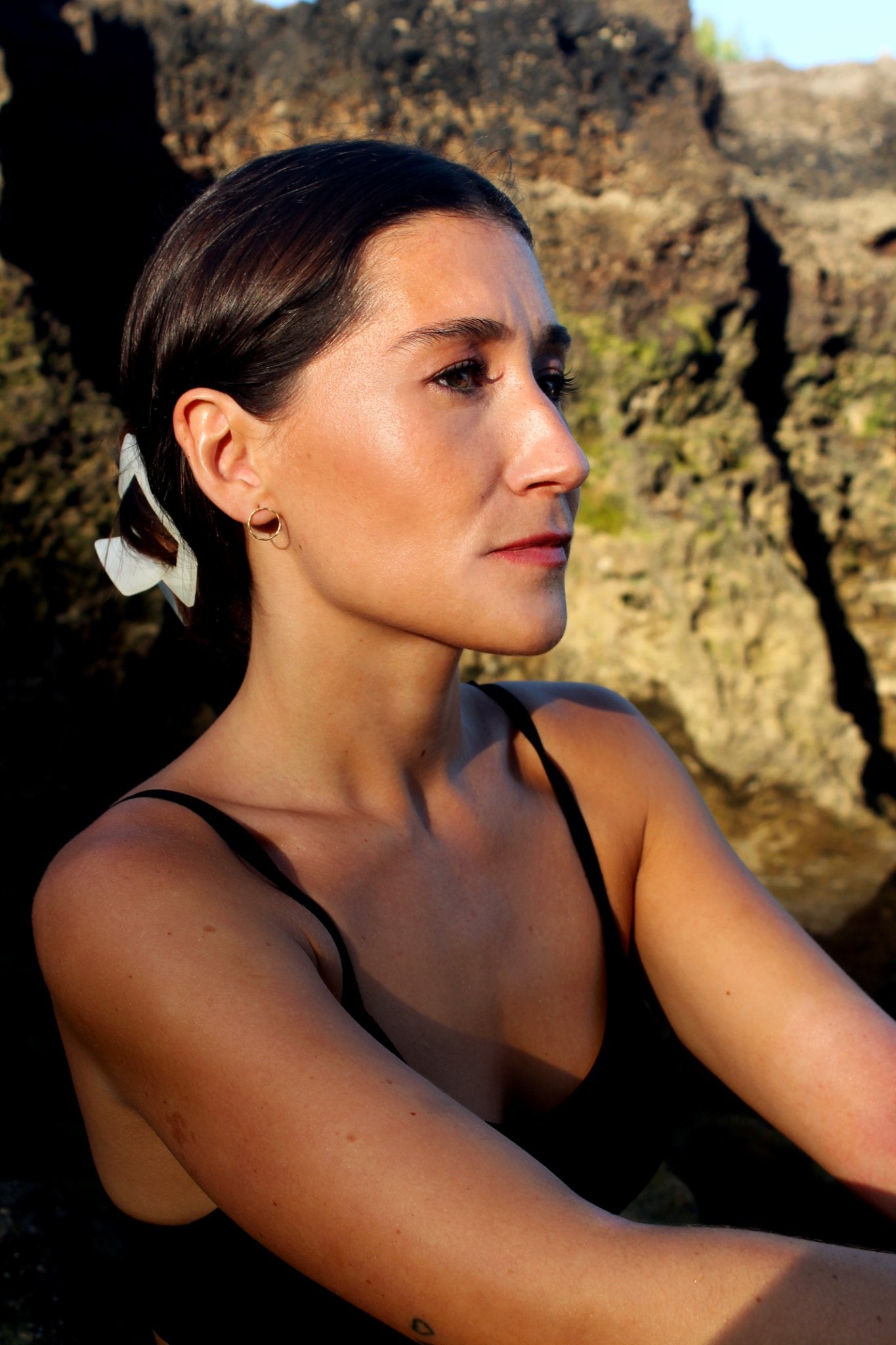 Brincos Leve Martelado dourados | Eva Sal