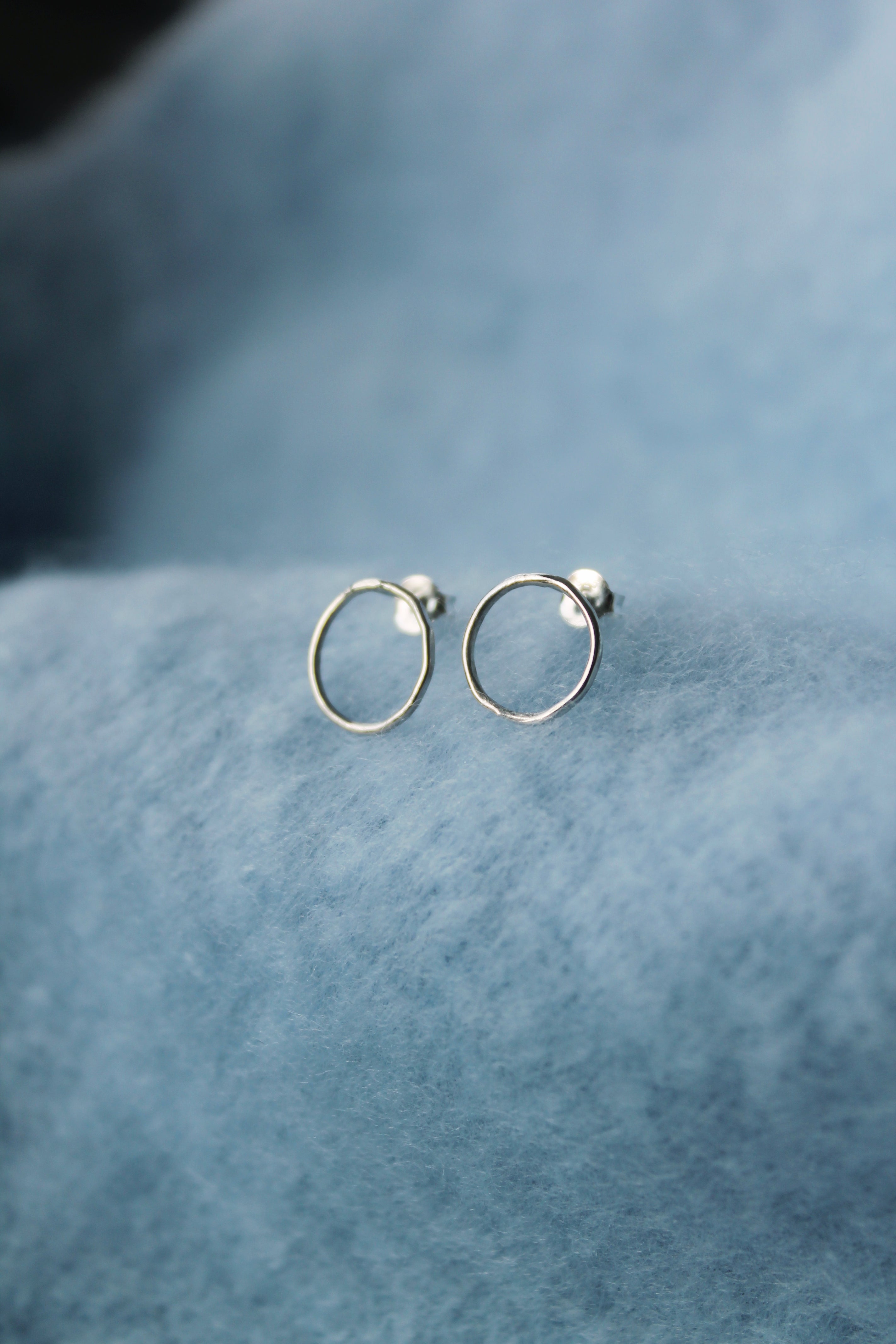 Brincos Leve Martelado prateados | Eva Sal