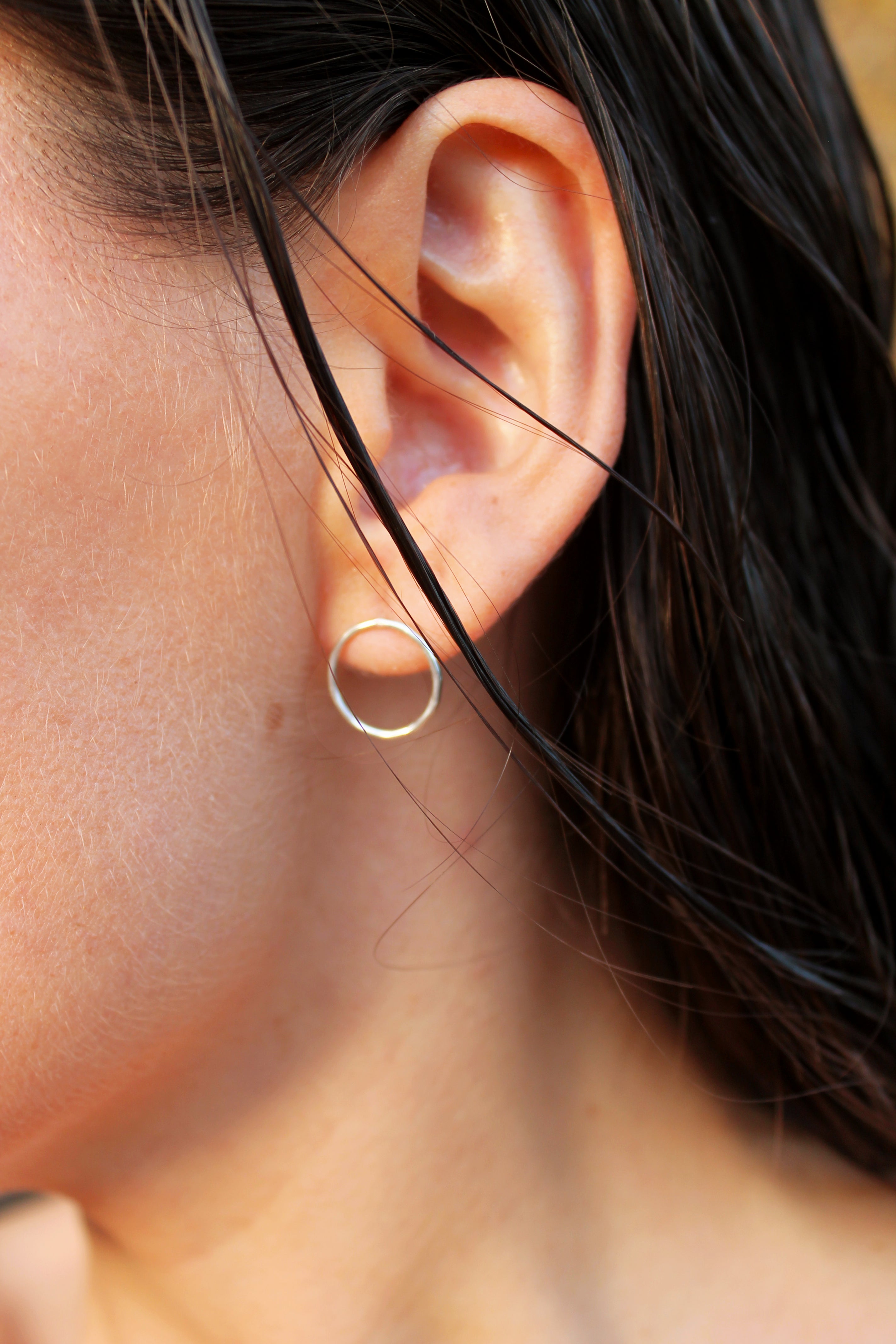 Brincos Leve Martelado prateados | Eva Sal