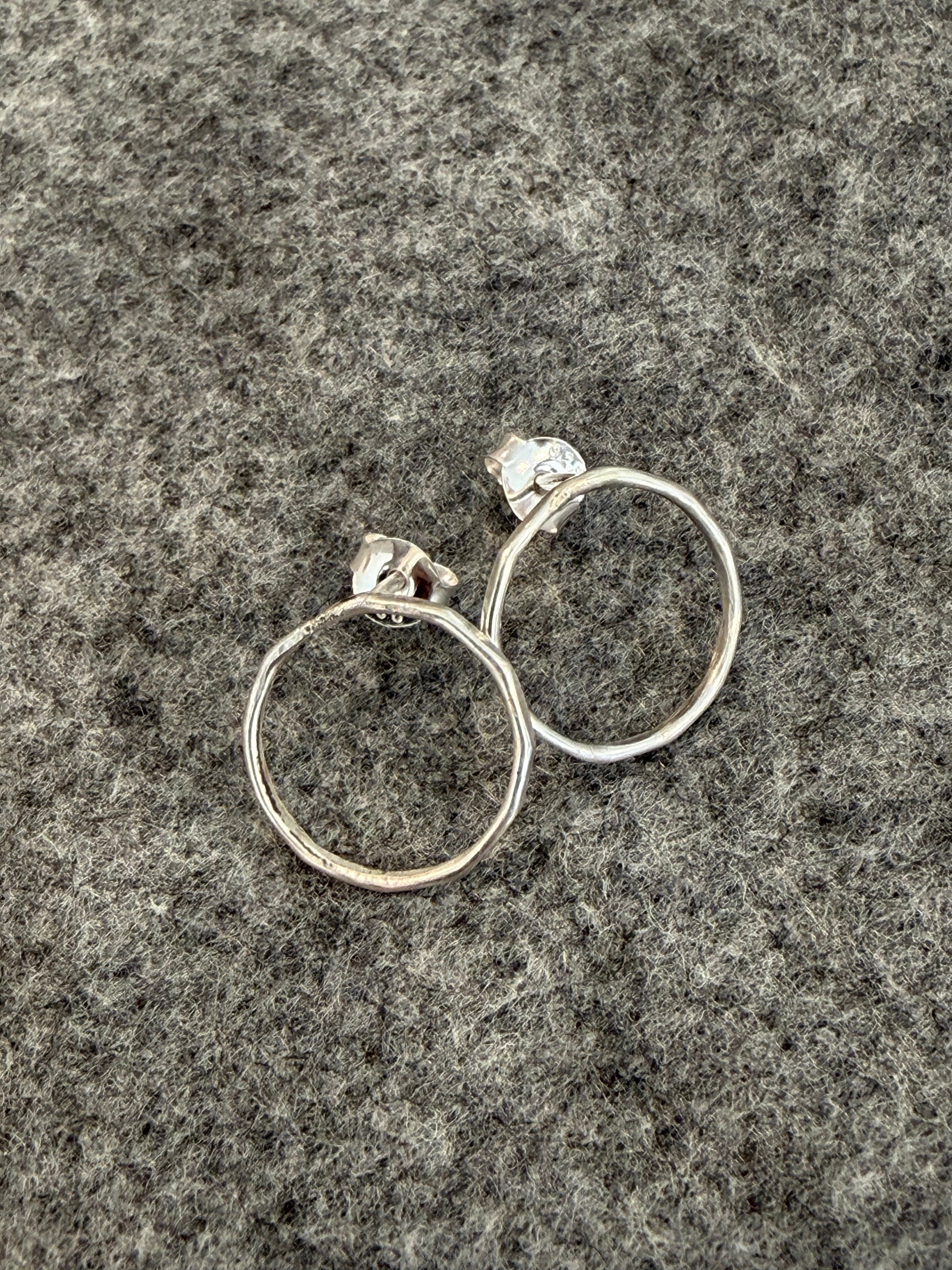 Brincos Leve Martelado prateados | Eva Sal