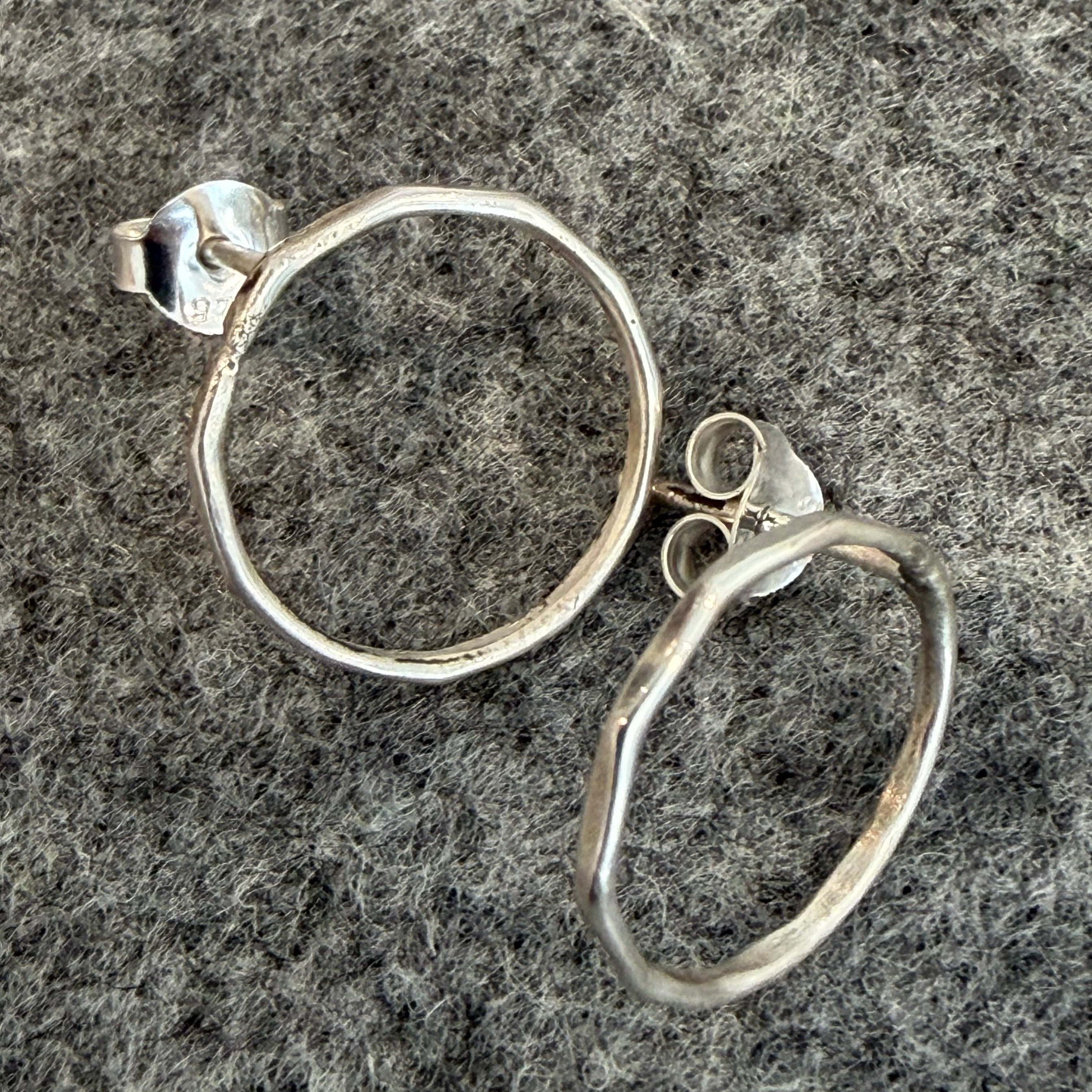 Brincos Leve Martelado prateados | Eva Sal