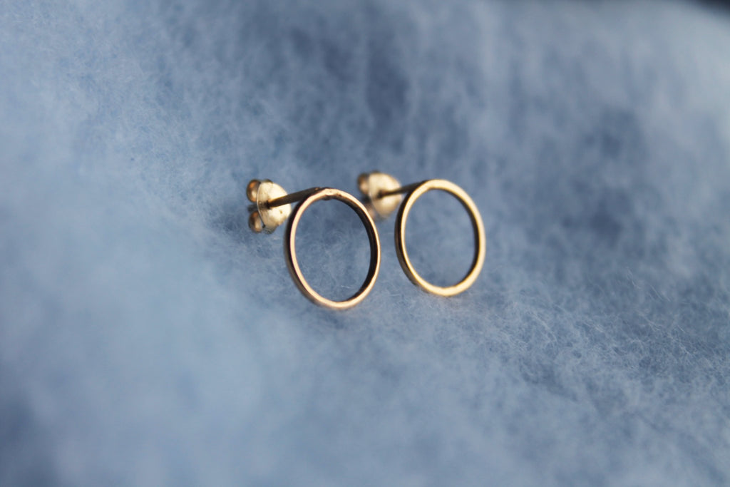 Brincos Leve Linear dourados | Eva Sal