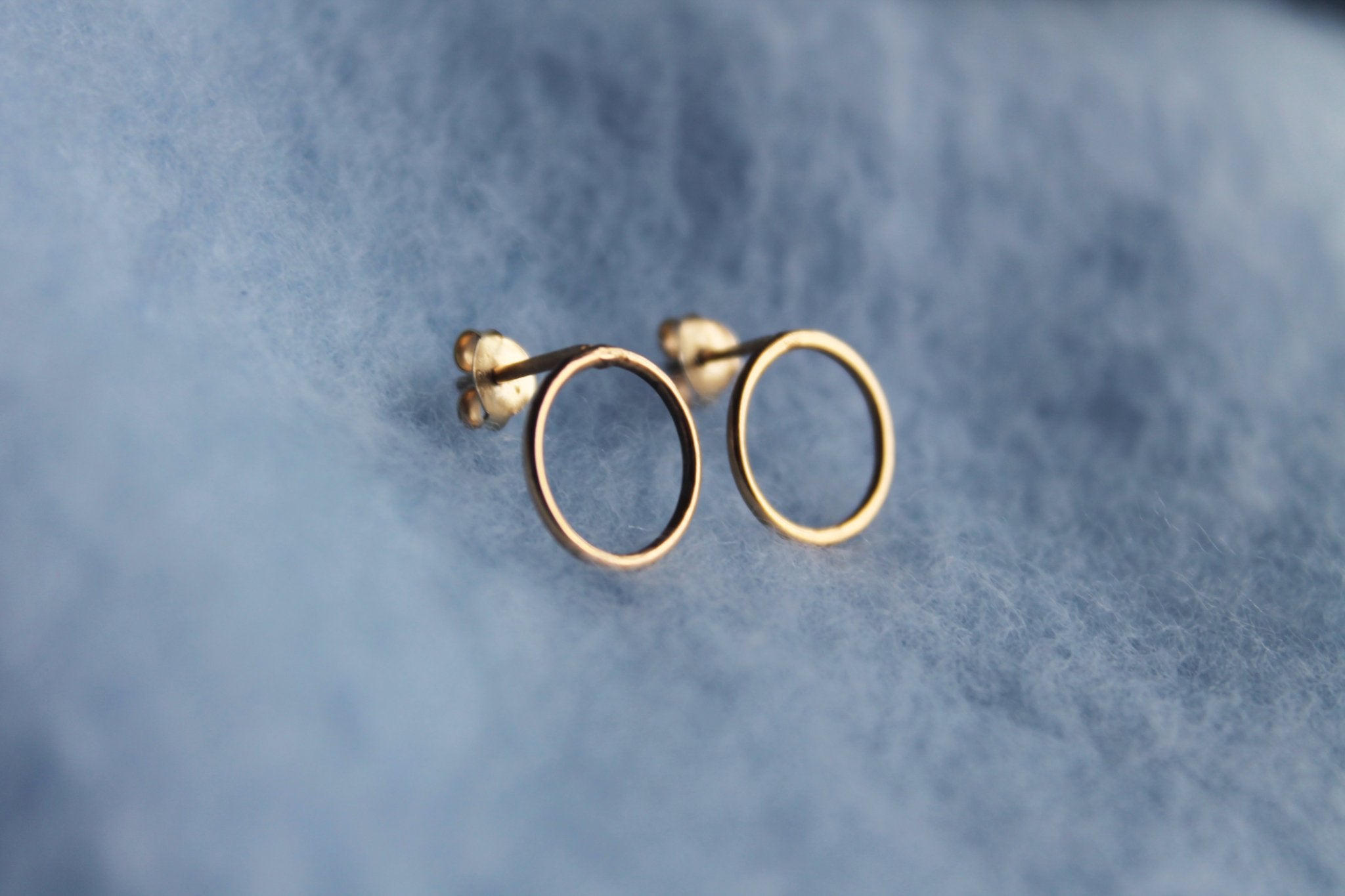 Brincos Leve Linear dourados | Eva Sal