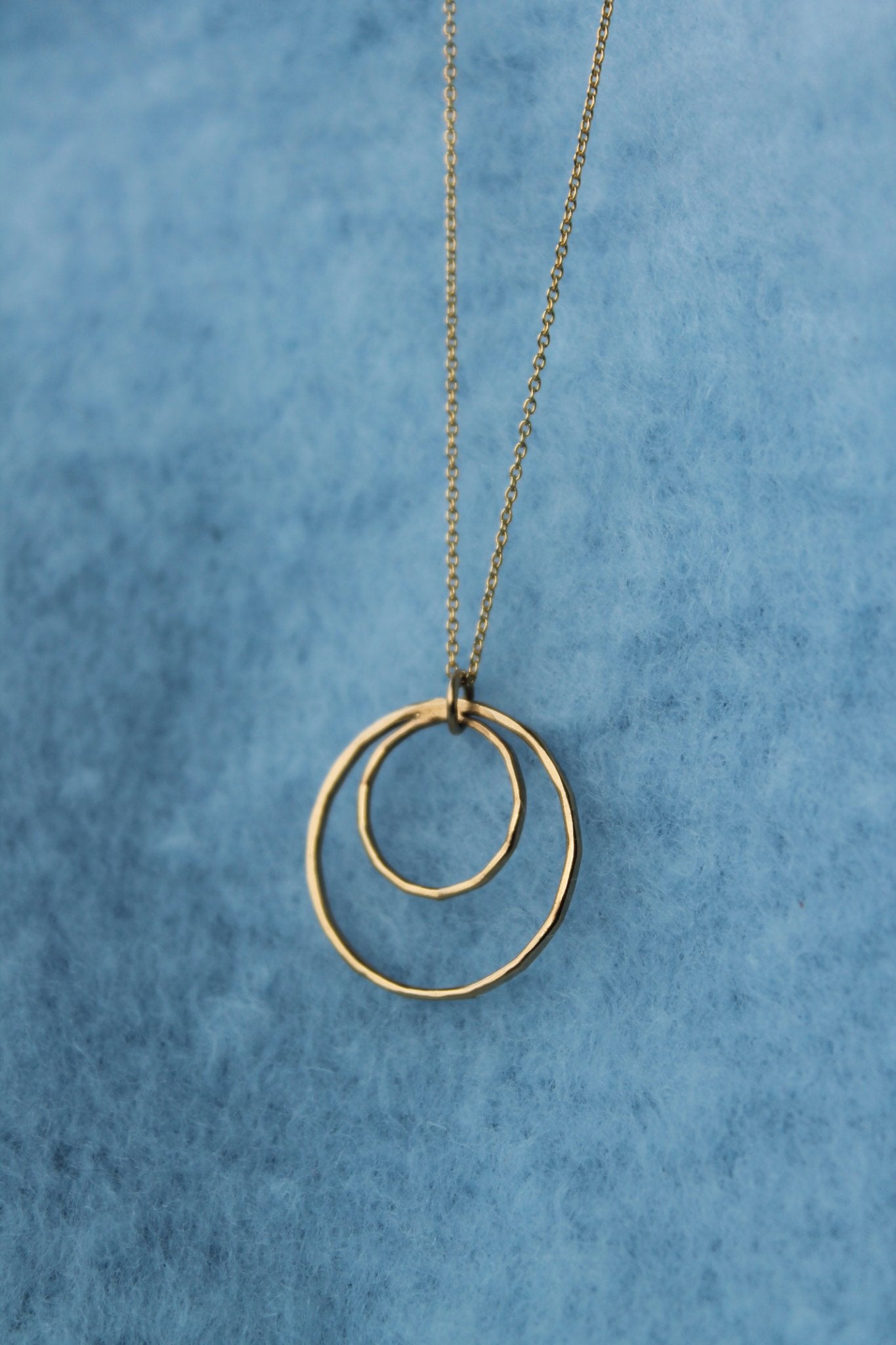 Pendente Leve Martelado dourado | Eva Sal