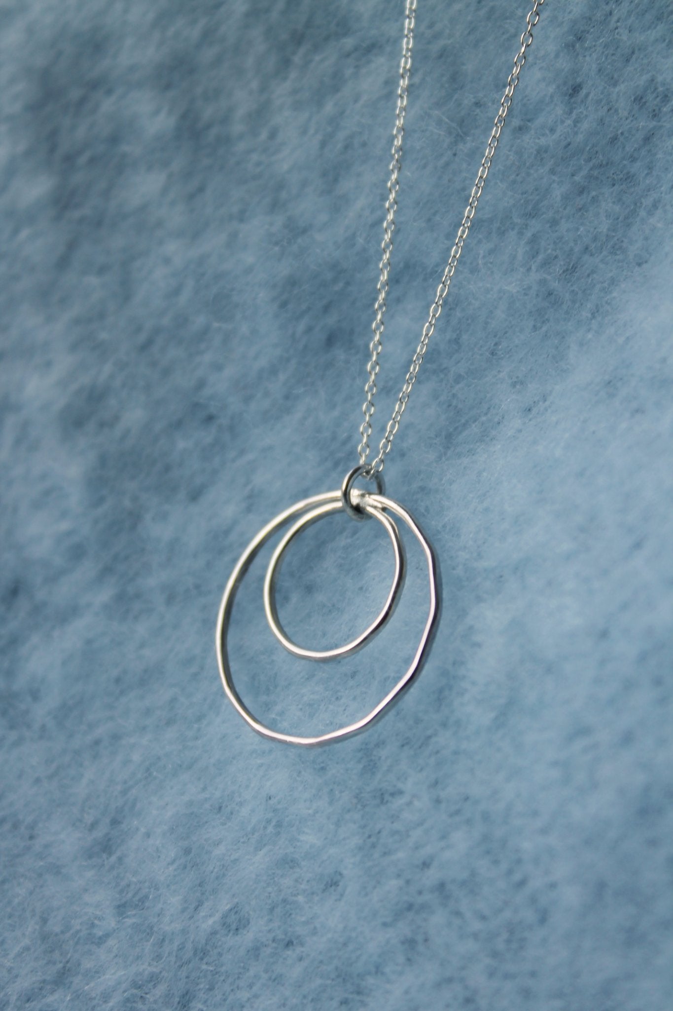 Pendente Leve Martelado prateado | Eva Sal