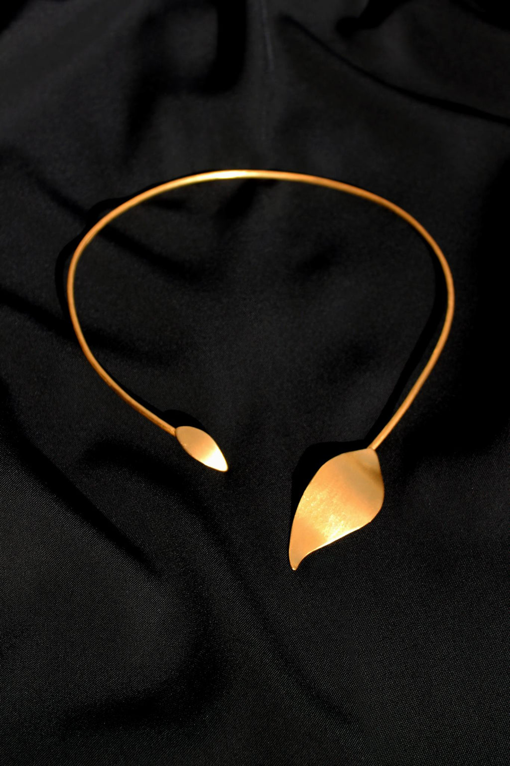 Gargantilha Oliva Assimétrica dourada | Eva Sal