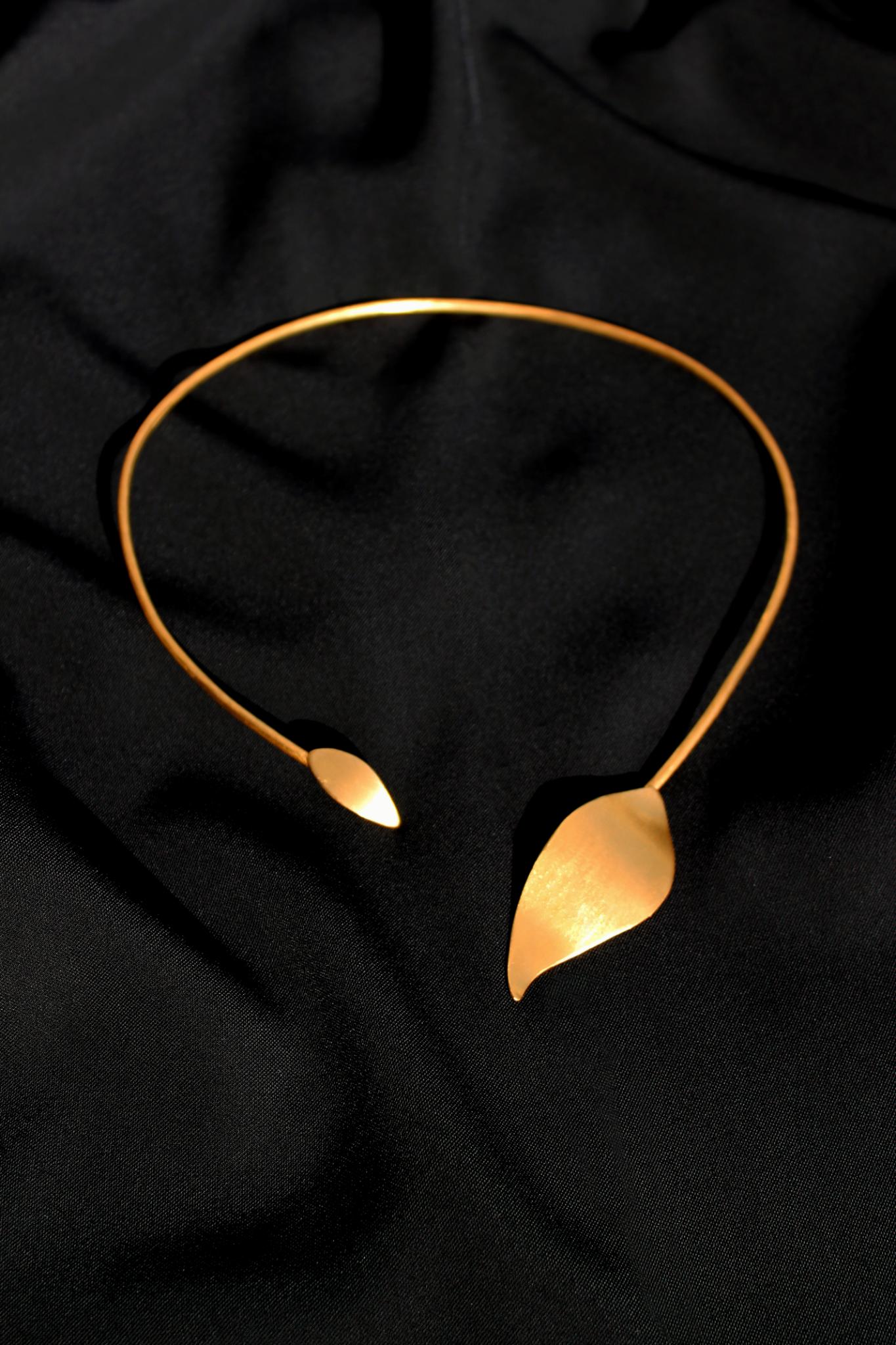 Gargantilha Oliva Assimétrica dourada | Eva Sal